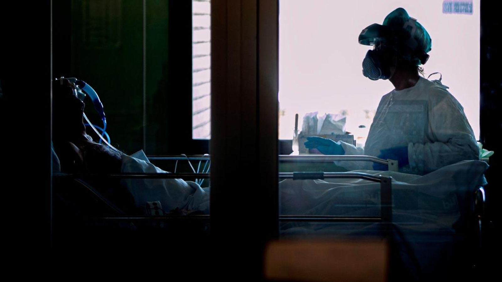 Un sanitari de l’hospital Lozano Blesa de Saragossa atén un pacient amb coronavirus ingressat a l’UCI