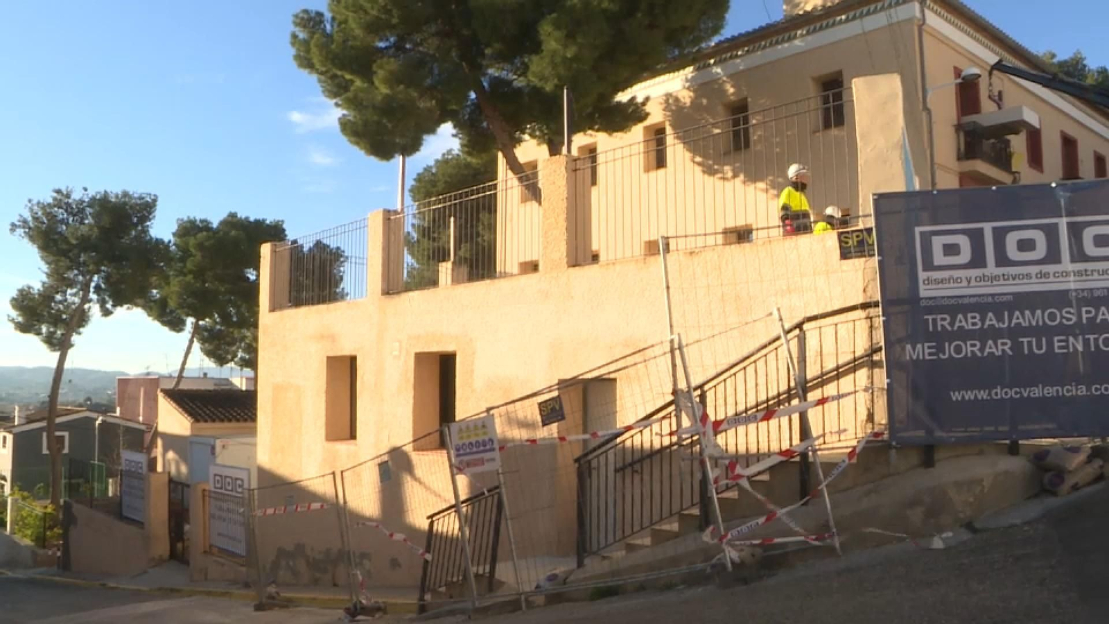 Ubicació del nou centre de salut de Montserrat, dalt d'un carreró en pujada
