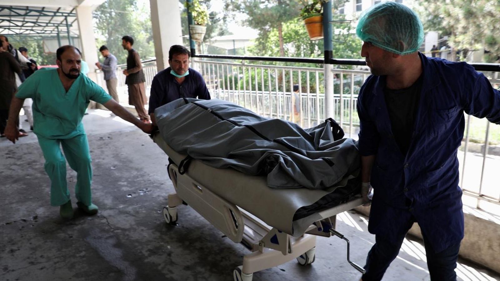 Treballadors d'emergències traslladen el cos d'una de les víctimes a l'hospital després de l'explosió