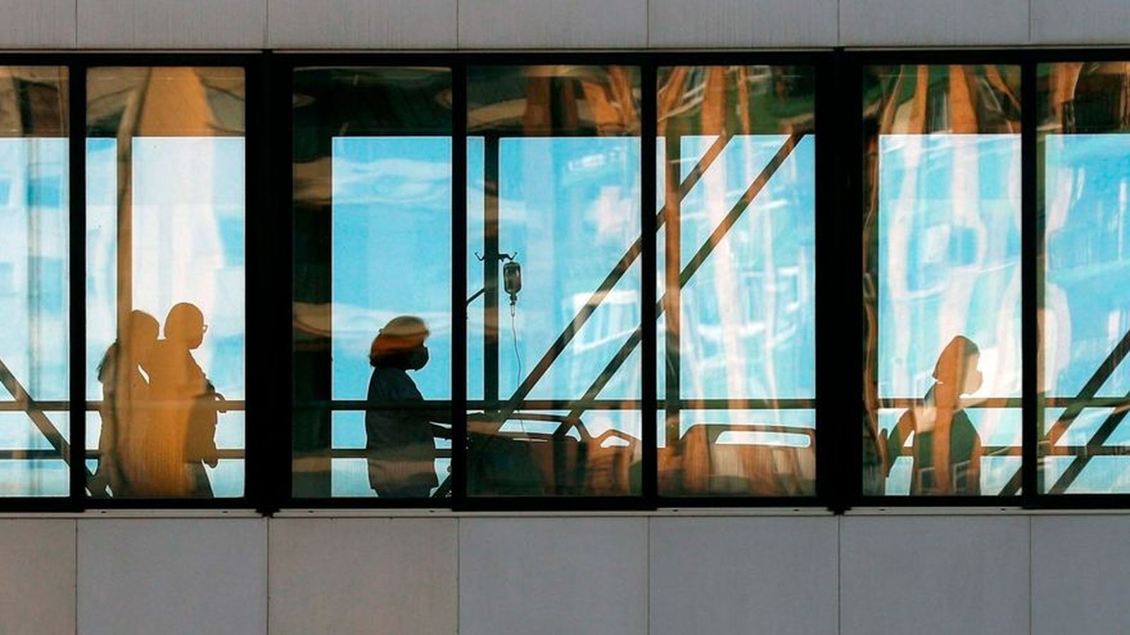 Un dels corredors de l'Hospital Clínic de València, un dels centres valencians que acull pacients amb Covid-19