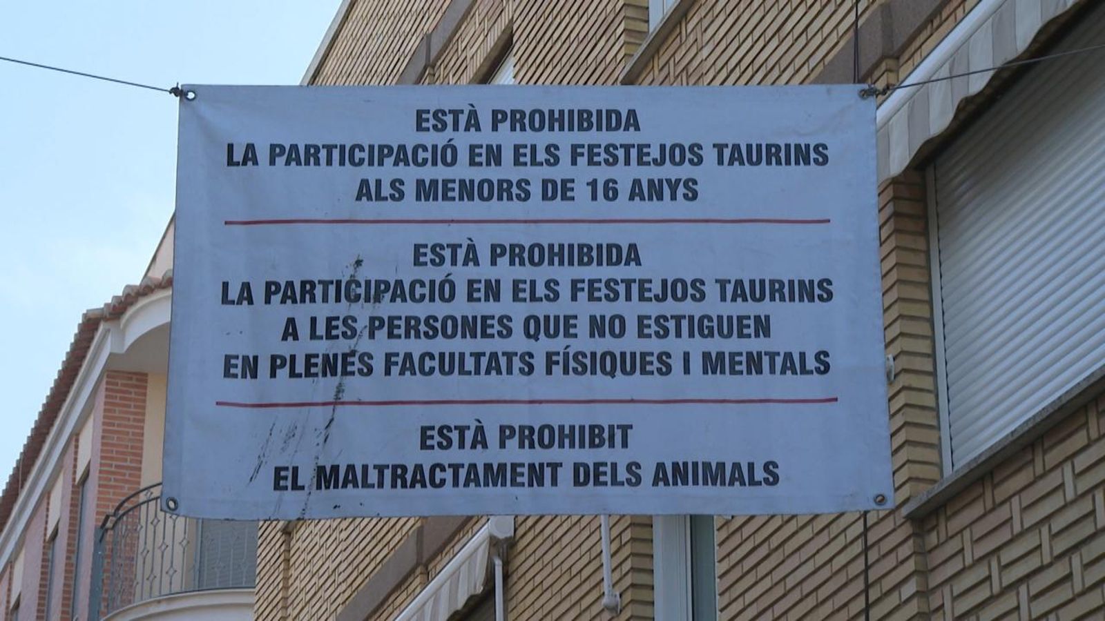 Cartell que explica la normativa dels bous al carrer
