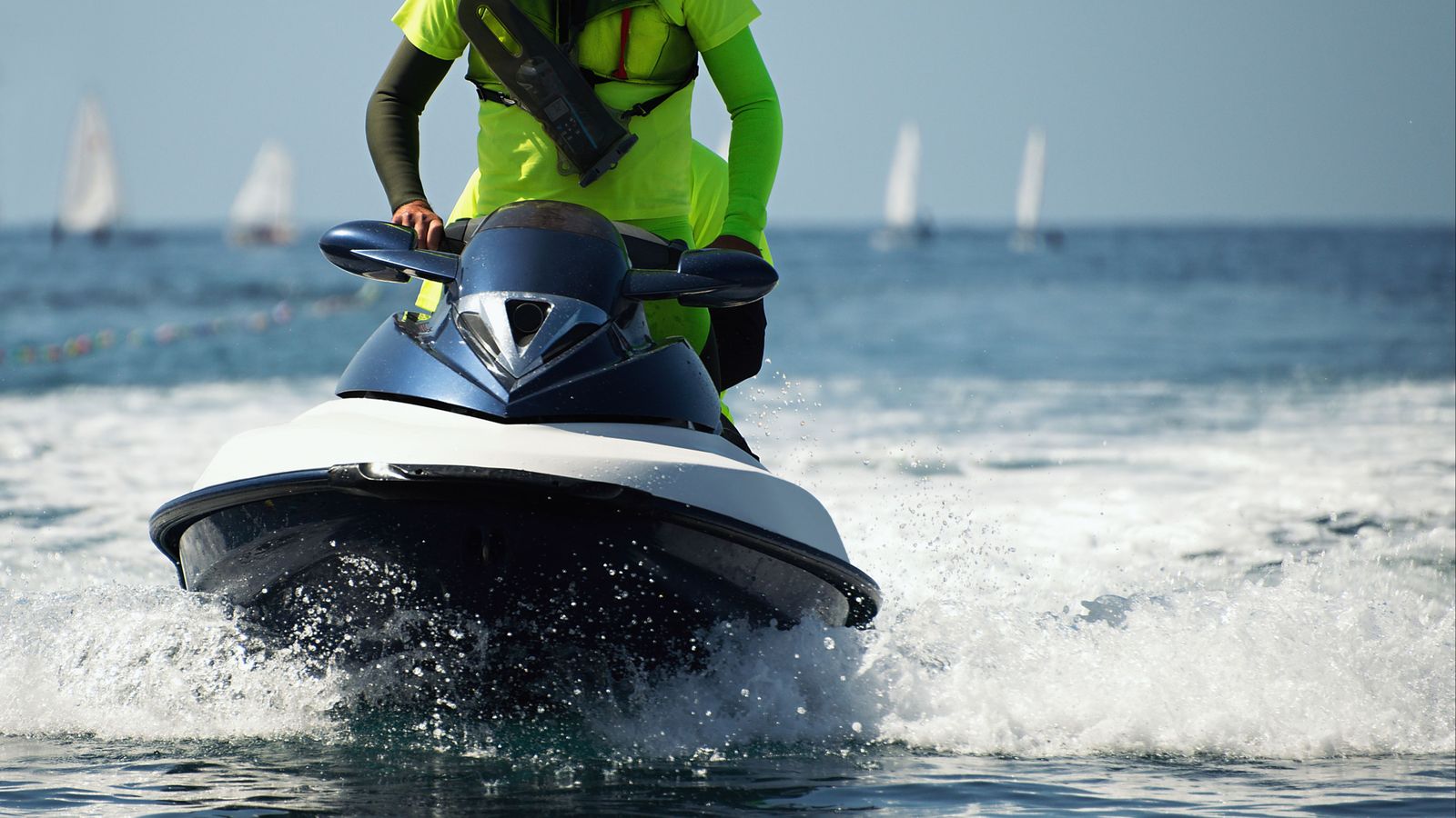 Imatge d'arxiu d'un xic amb una moto d'aigua