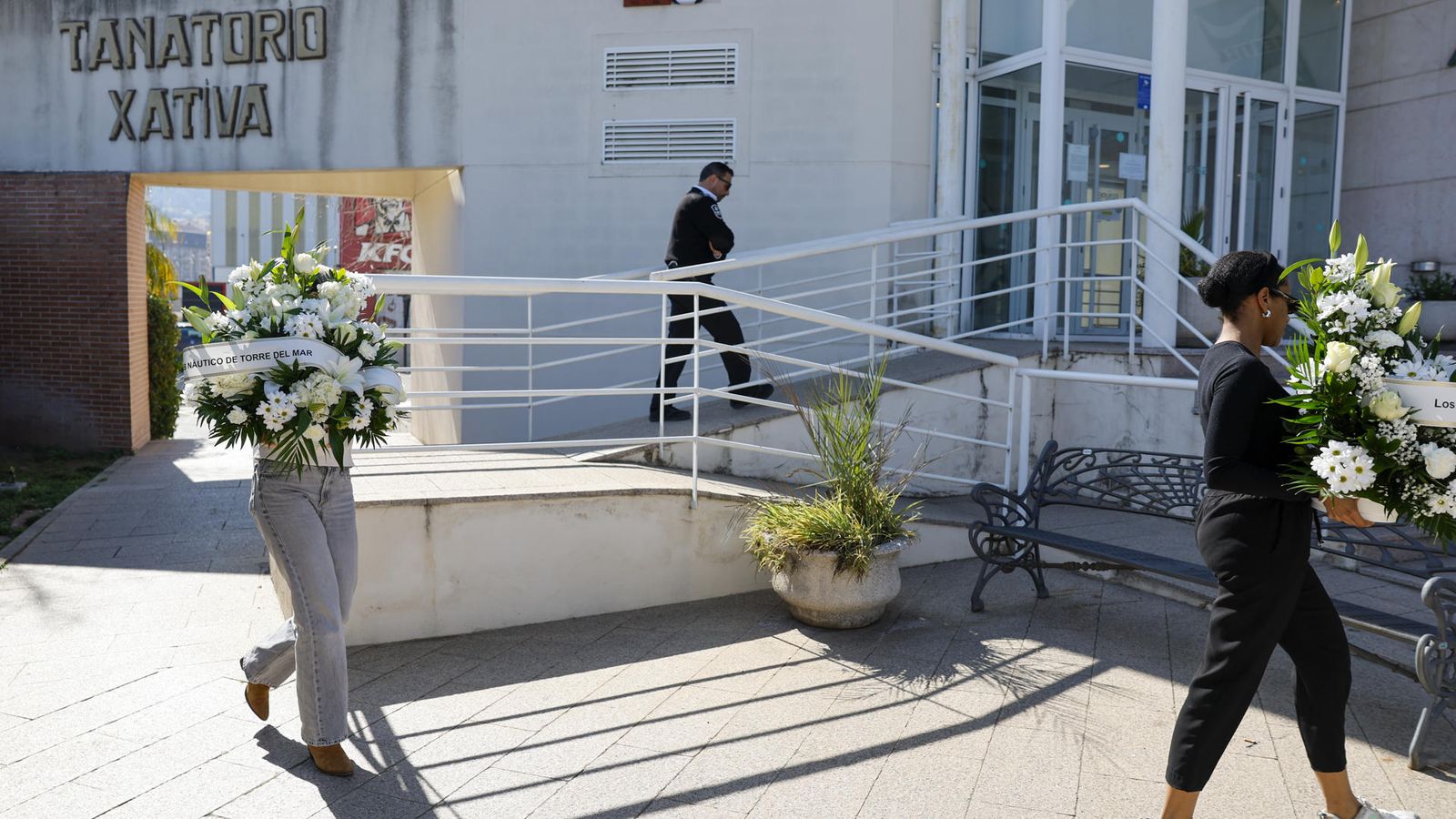 Corones de flors arriben al tanatori de Xàtiva on estan les restes mortals del colpista Tejero, este dijous