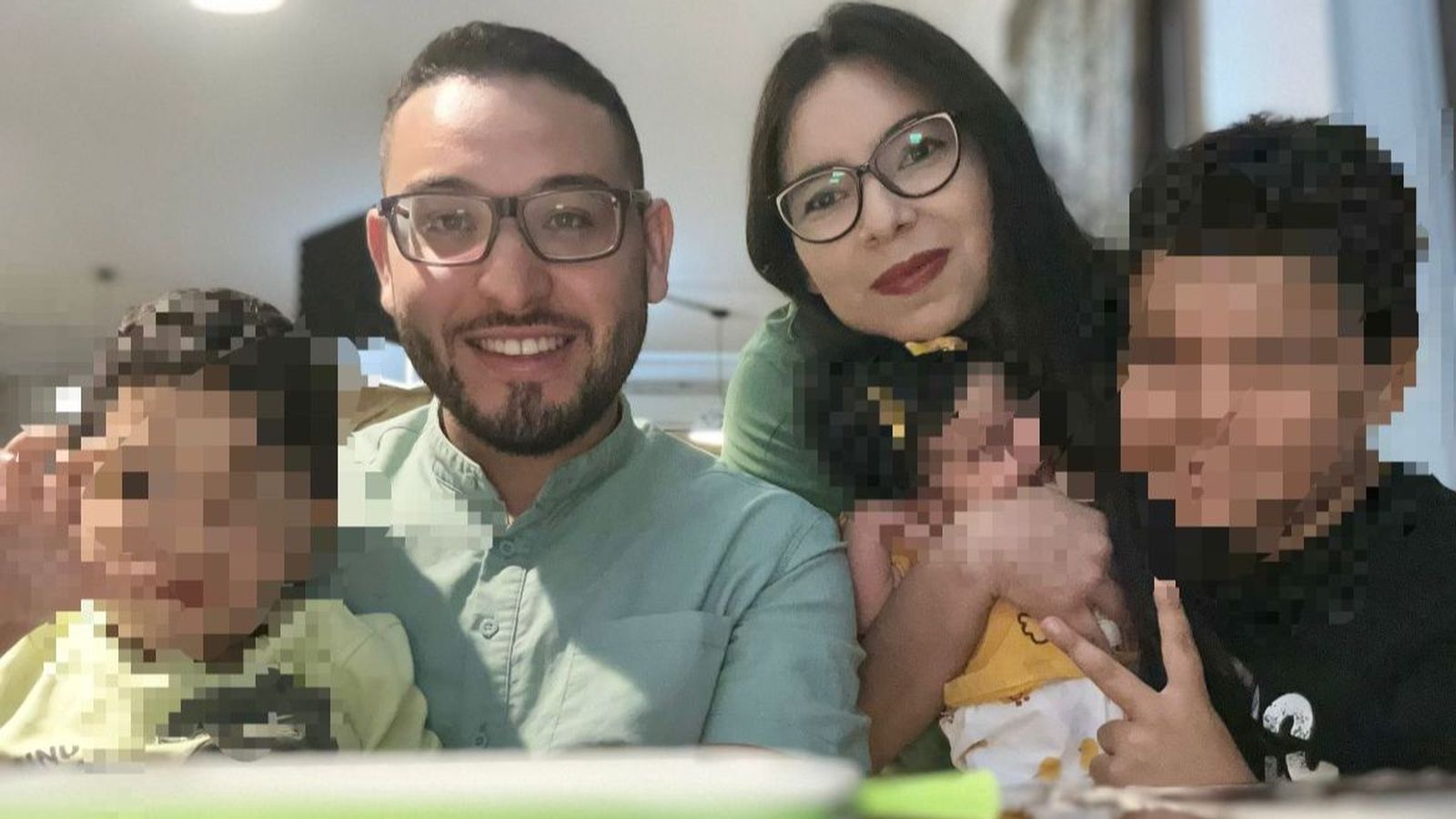 La parella mexicana establida a Zarra: els pares de Dafne amb la nounata i els altres dos fills majors