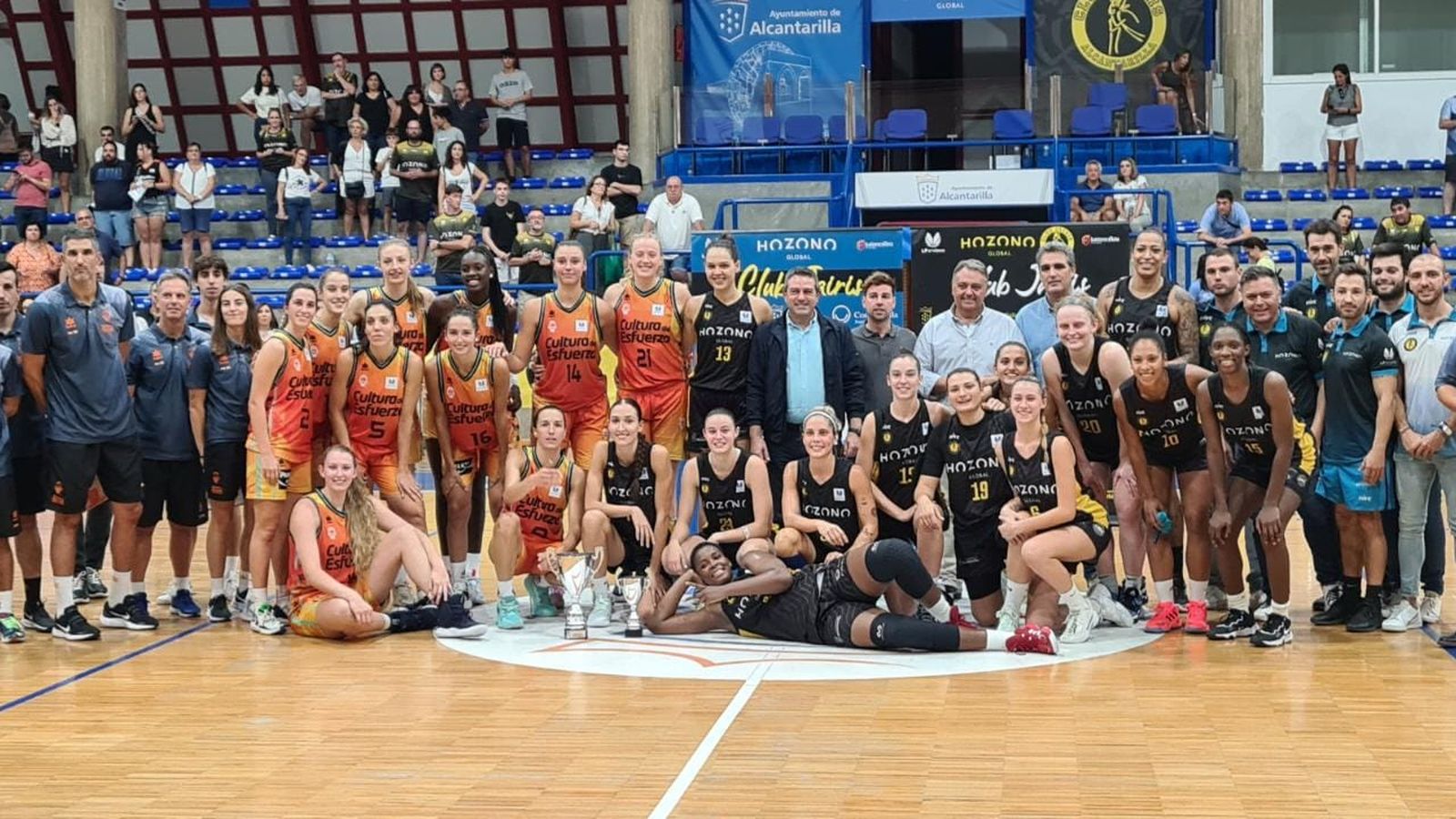 Les jugadores dels dos equips, després del partit