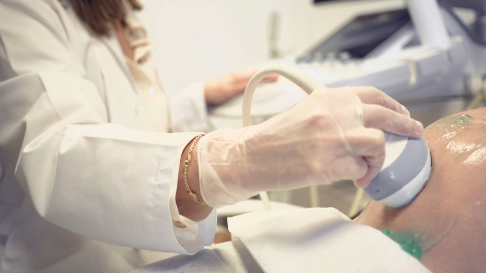 Una doctora practica una ecografia a una pacient