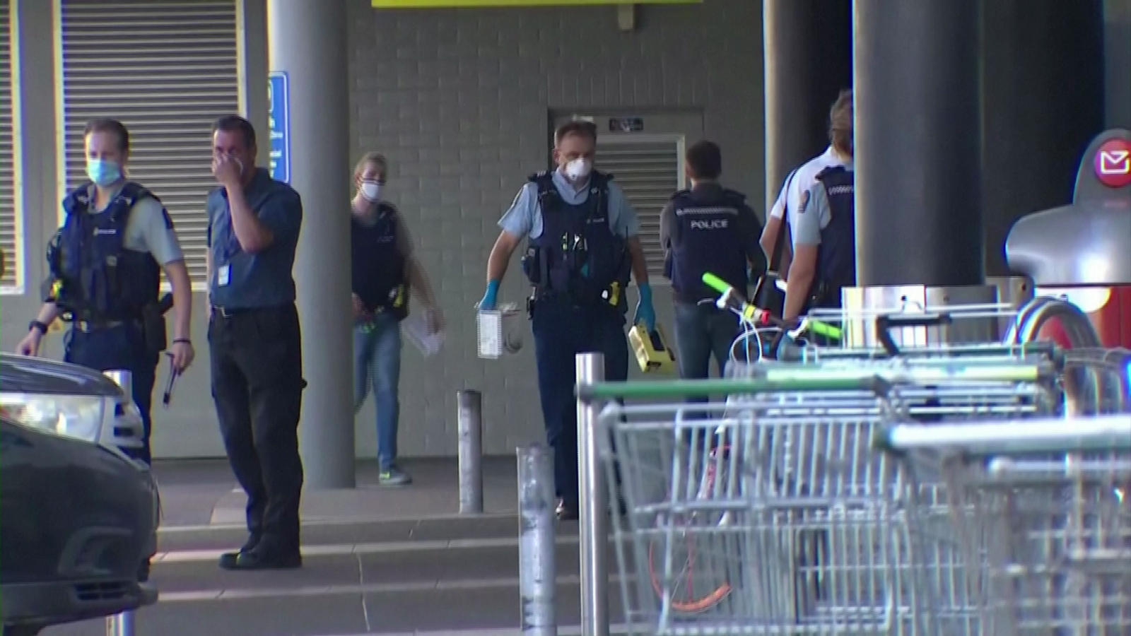 Agents de policia en l'exterior del supermercant neozelandés on s'ha perpetrat l'atac