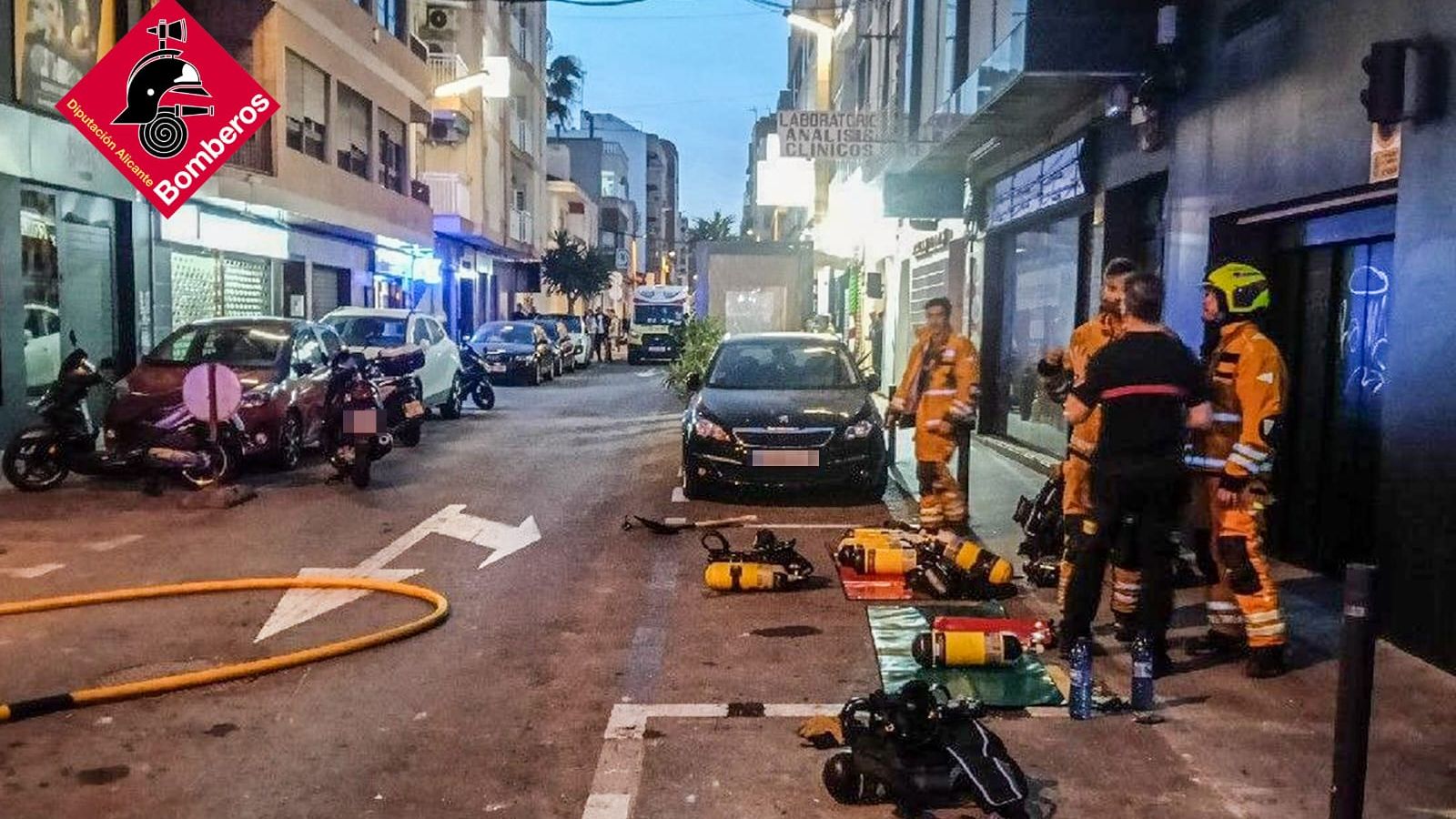 Un incendi declarat este divendresen un edifici de sis altures de Torrevieja (Baix Segura) ha afectat tres habitatges