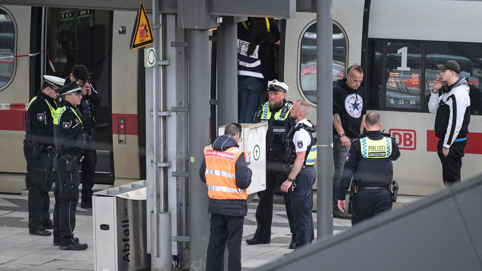 Agents policials a l'estació de tren després de l'atac