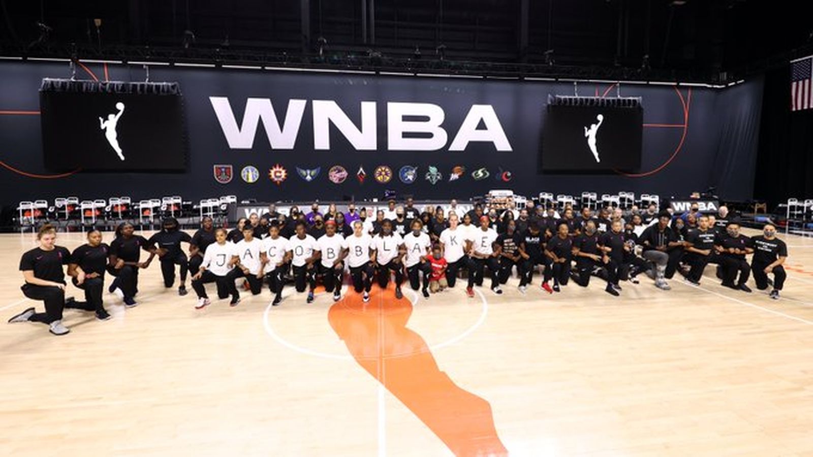 Les jugadores de la NBA protesten contra el racisme i la violència policial