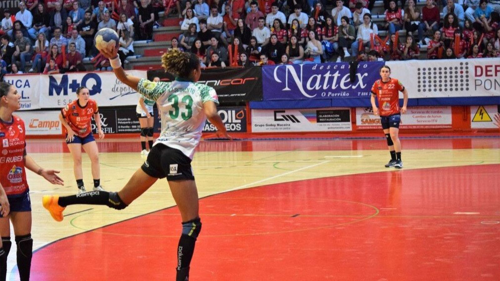 Do Nascimento, en una acció del partit