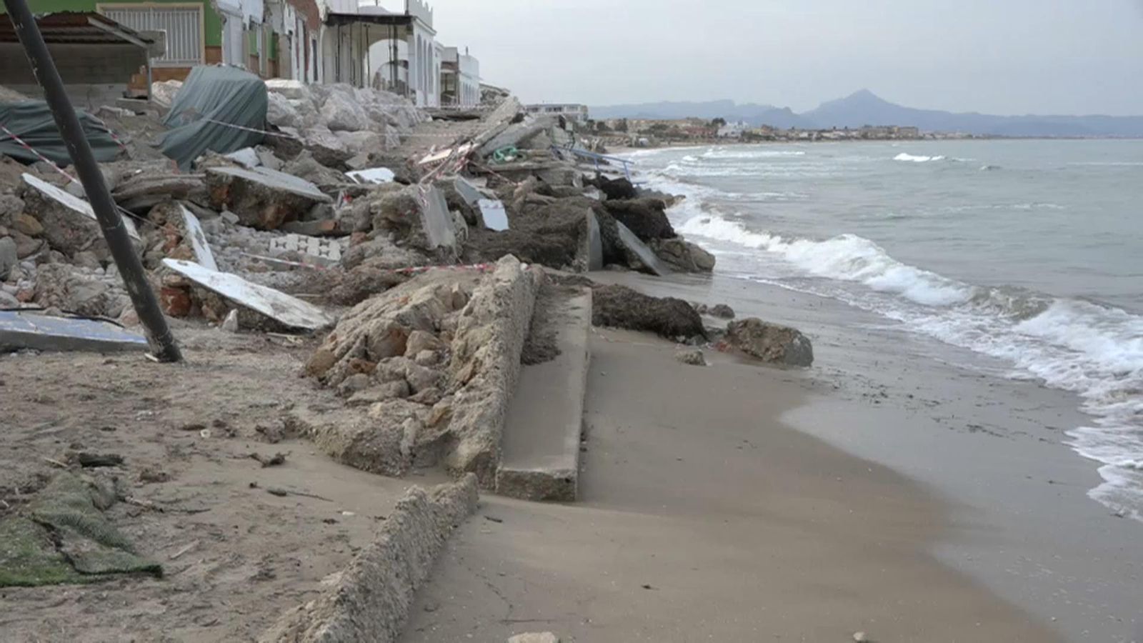 VÍDEO |  L\'alcalde de Dénia es reuneix amb Costes per a abordar la regeneració de la platja de les Deveses