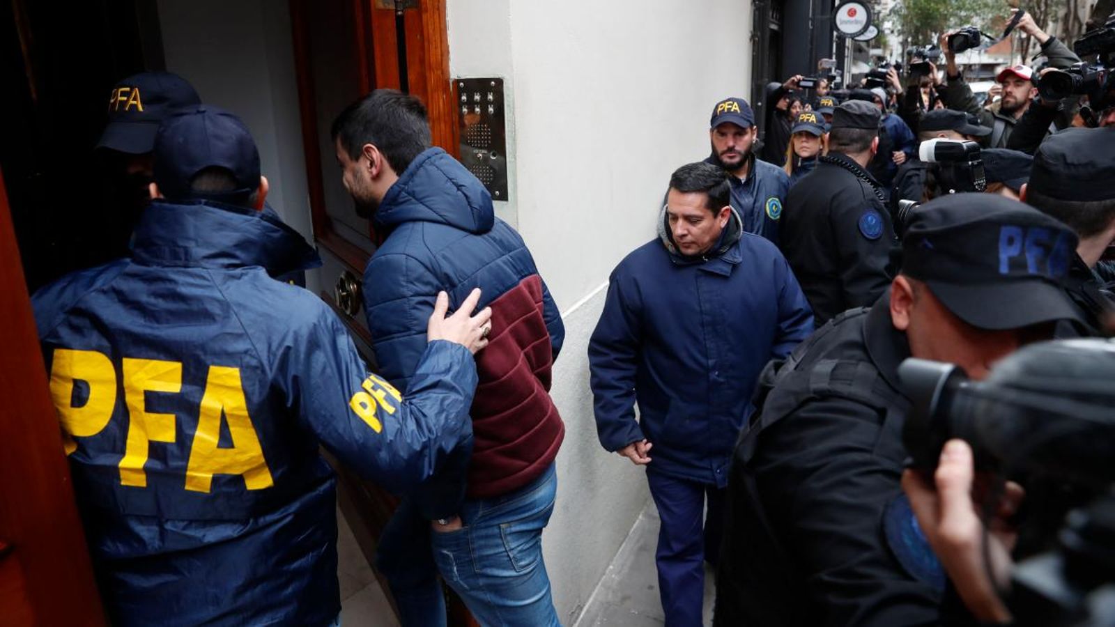 Diversos agents de la Policia Federal d'Argentina han entrat a l’edifici on resideix Fernández, al barri de Recoleta