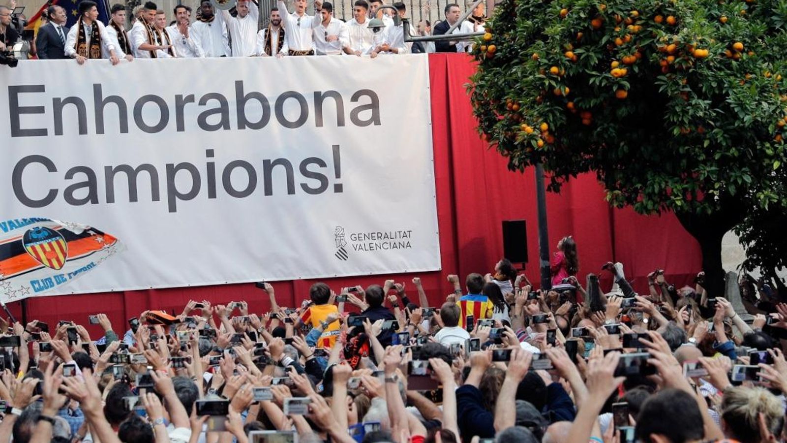 El València finalitza les celebracions davant milers de seguidors.