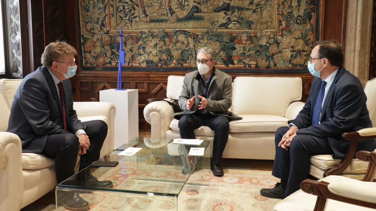 El síndic de Comptes amb el cap del Consell i el conseller d'Hisenda, aquest dijous