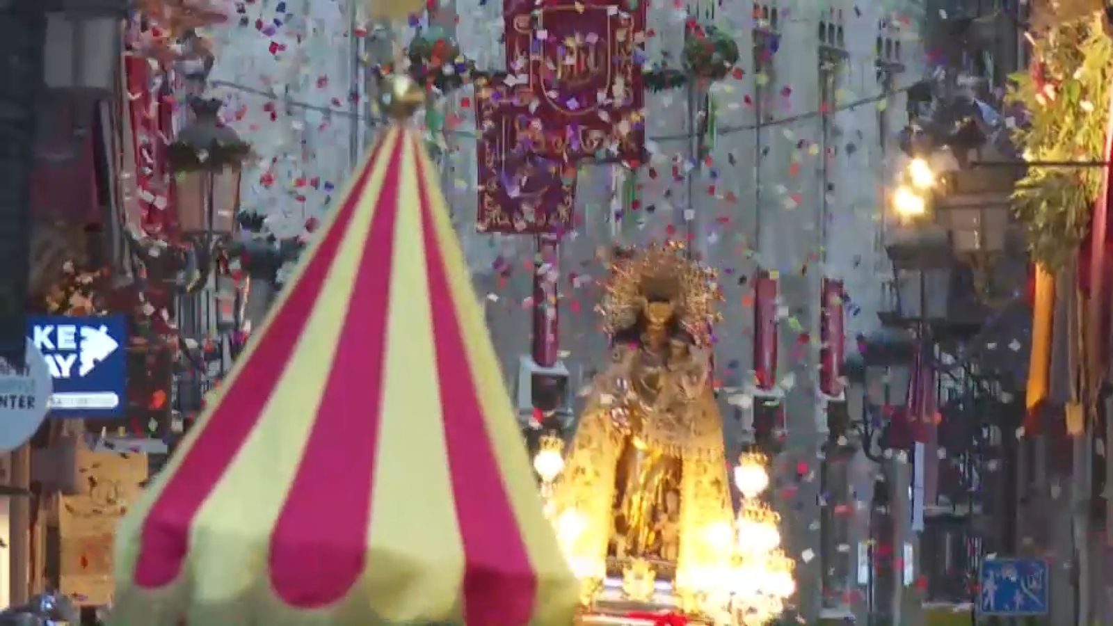 Moment en què la imatge de la Mare de Déu dels Desemparats recorre el carrer de Cavallers de València