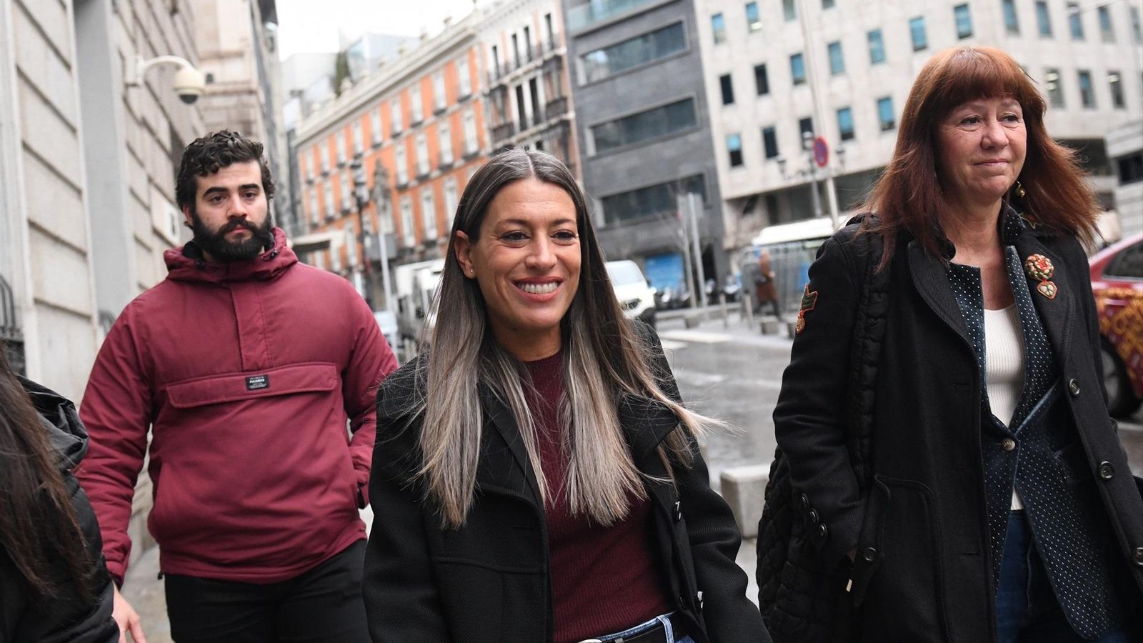 La diputada de Junts Míriam Nogueras (centre) arriba al Congrés (arxiu)