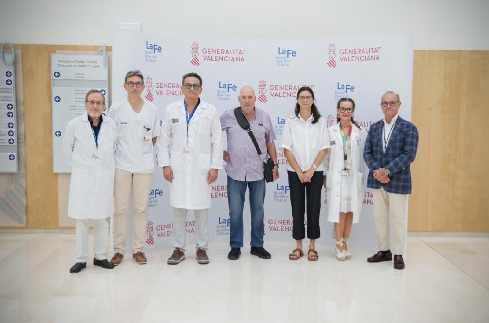 L'equip mèdic de Cirurgia Cardiovascular de La Fe posa amb Ortiz