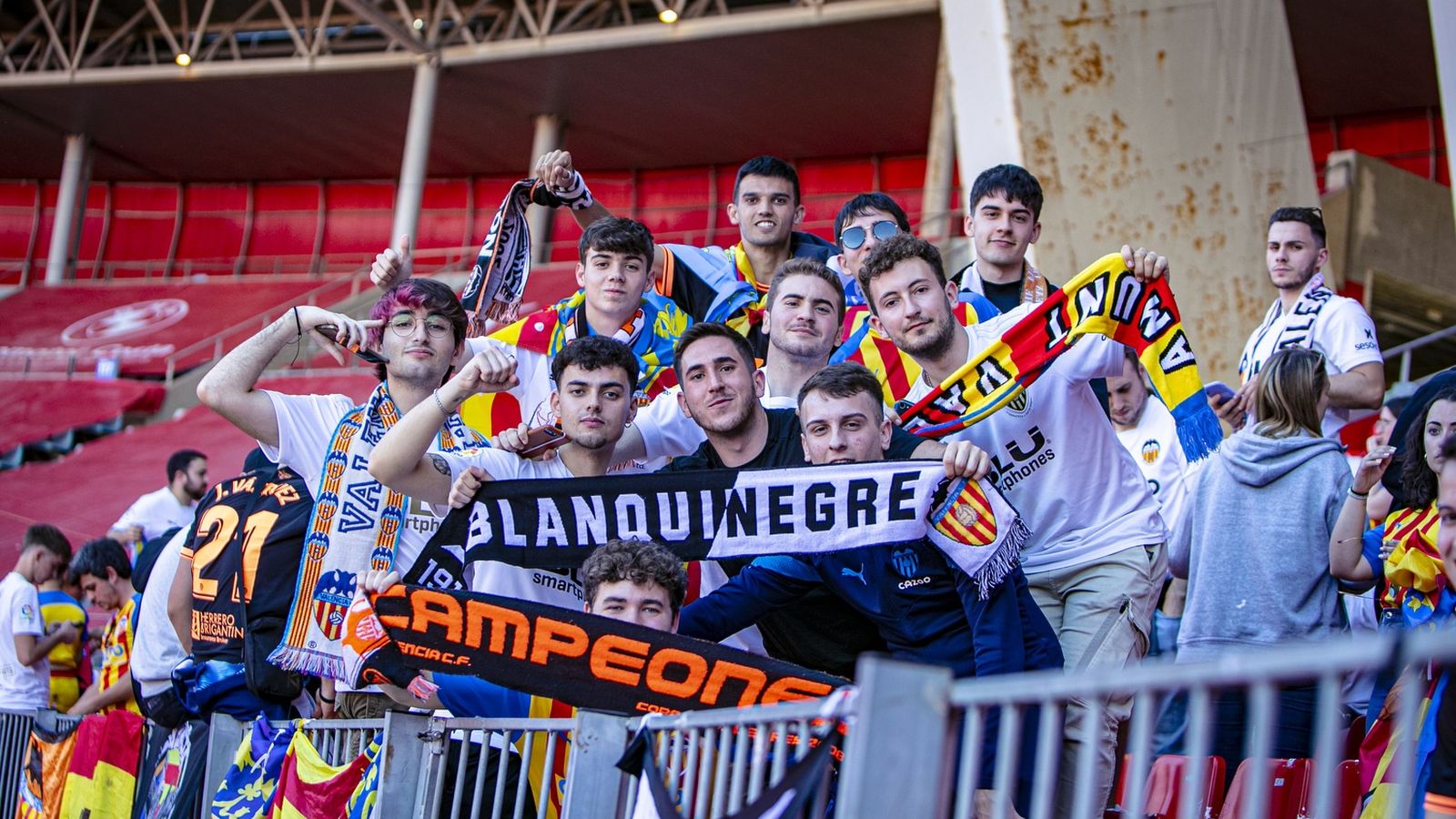 Més de 500 valencianistes van acompanyar l'equip de Baraja al Power Horse Stadium