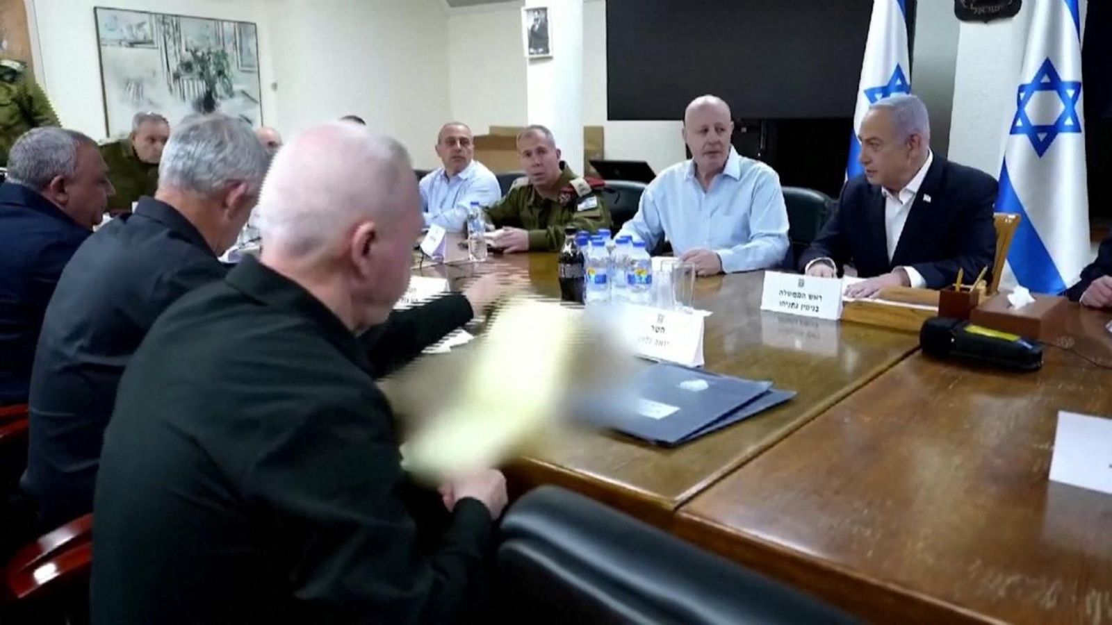 Benjamin Netanyahu, durant una reunió amb el seu equip, en una imatge d'arxiu Benjamin Netanyahu amenaça de llançar una nova ofensiva