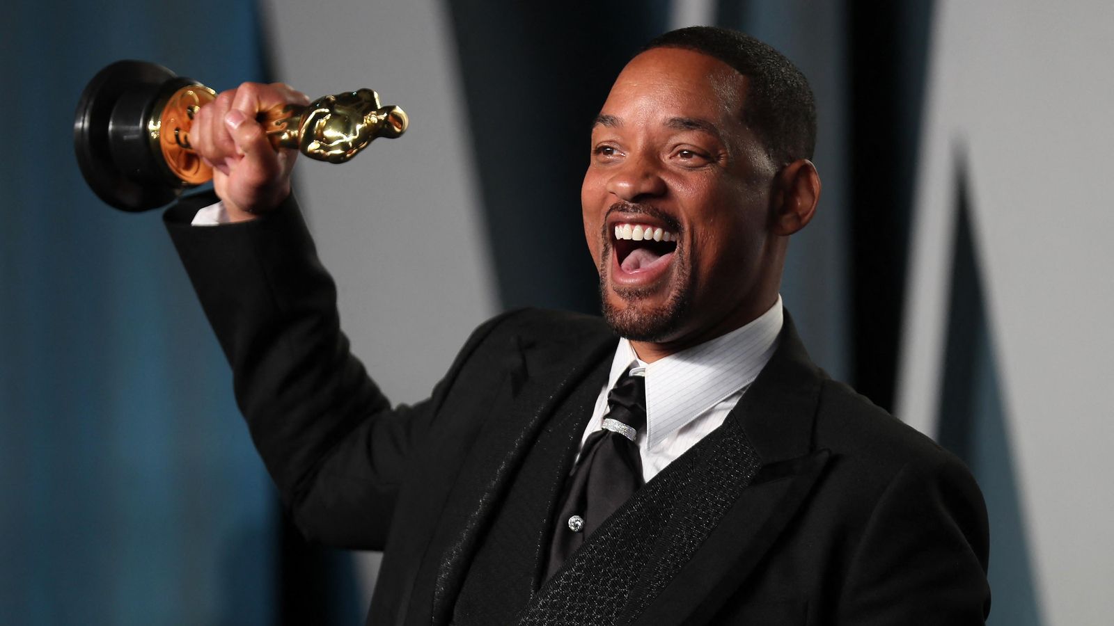 L'actor Will Smith posa amb l'Oscar durant la festa de Vanity Fair, després de la gala