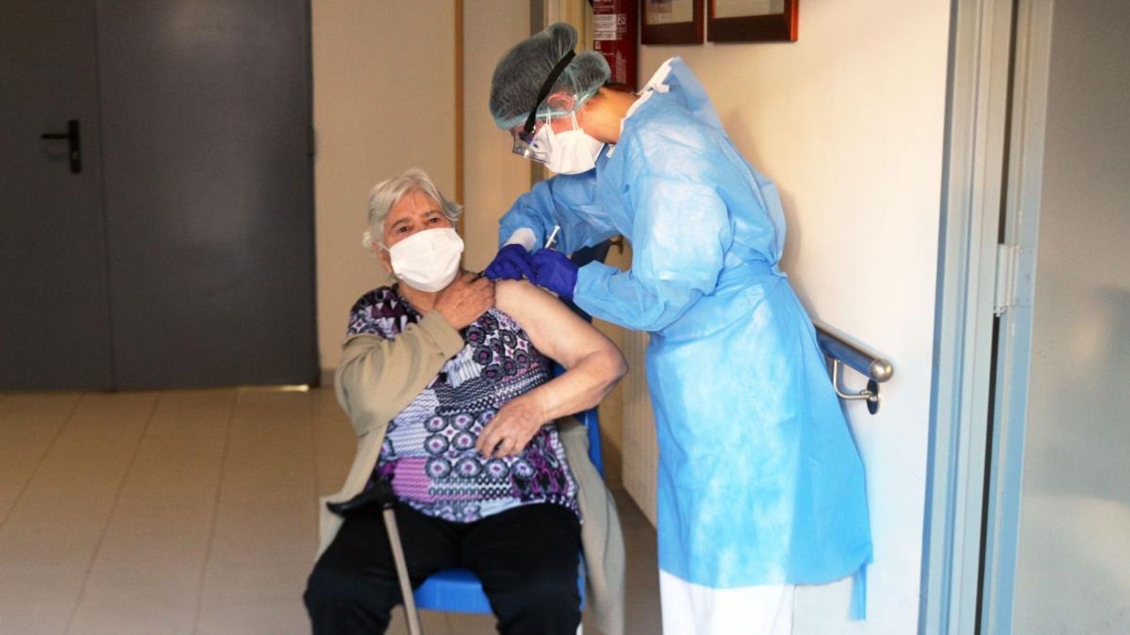 Carmen Gómez, la primera persona que va rebre la segona dosis de la vacuna contra la Covid-19