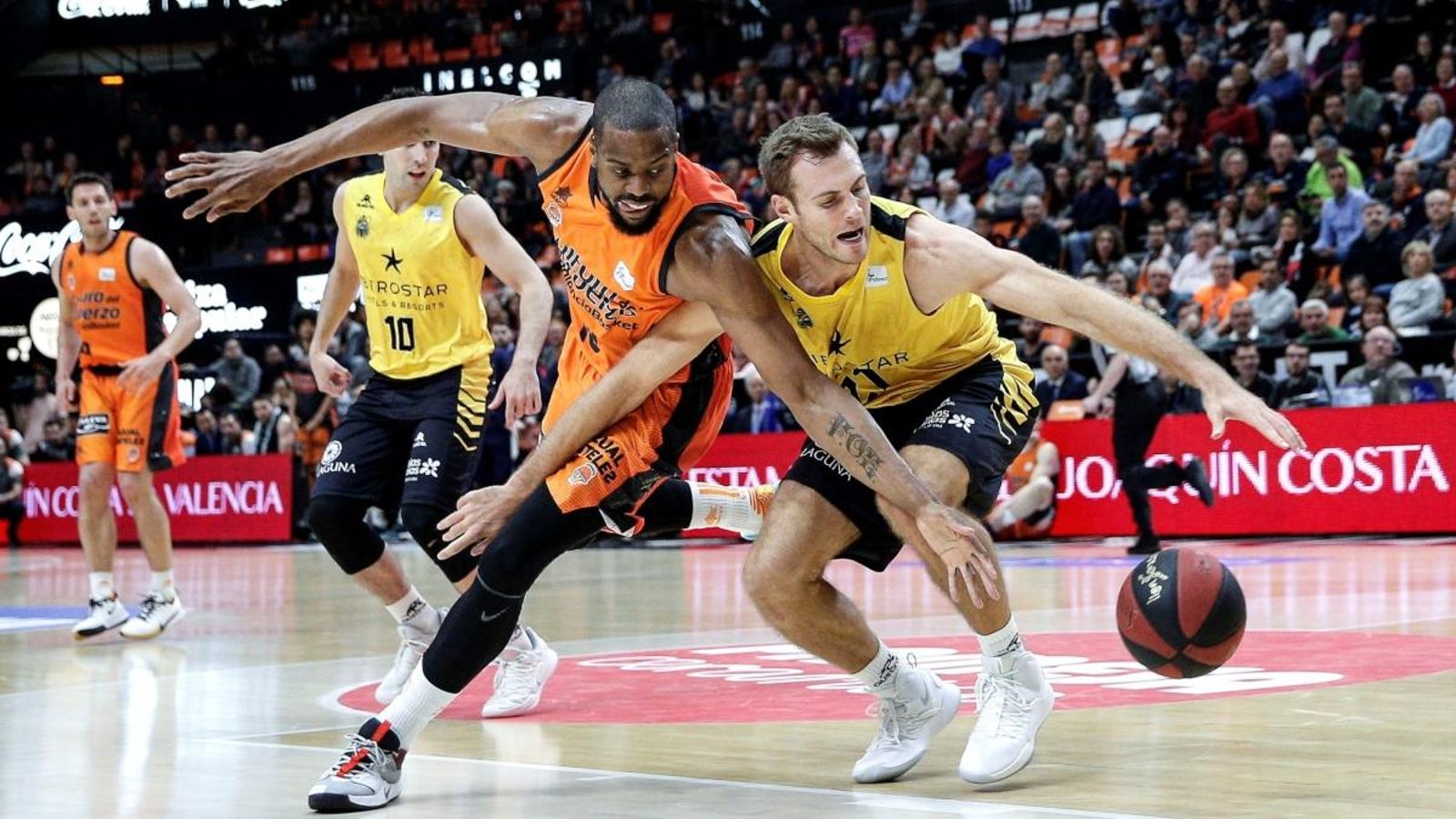 Will Thomas disputa un baló a un jugador de l'Iberostar Tenerife