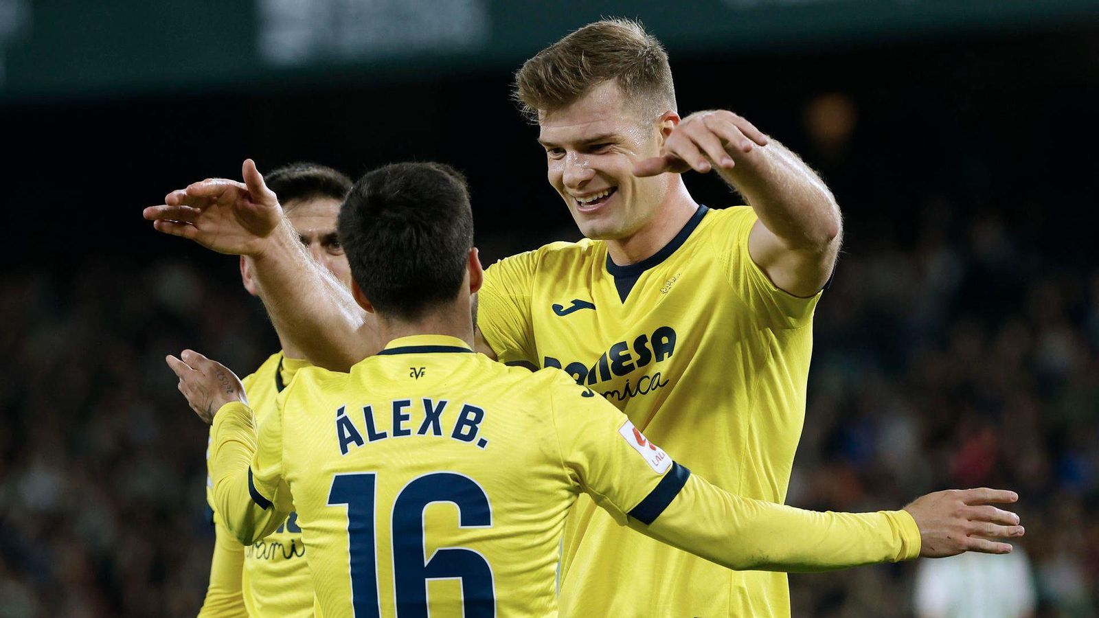Gerard, Sorloth i Baena celebren un dels gols