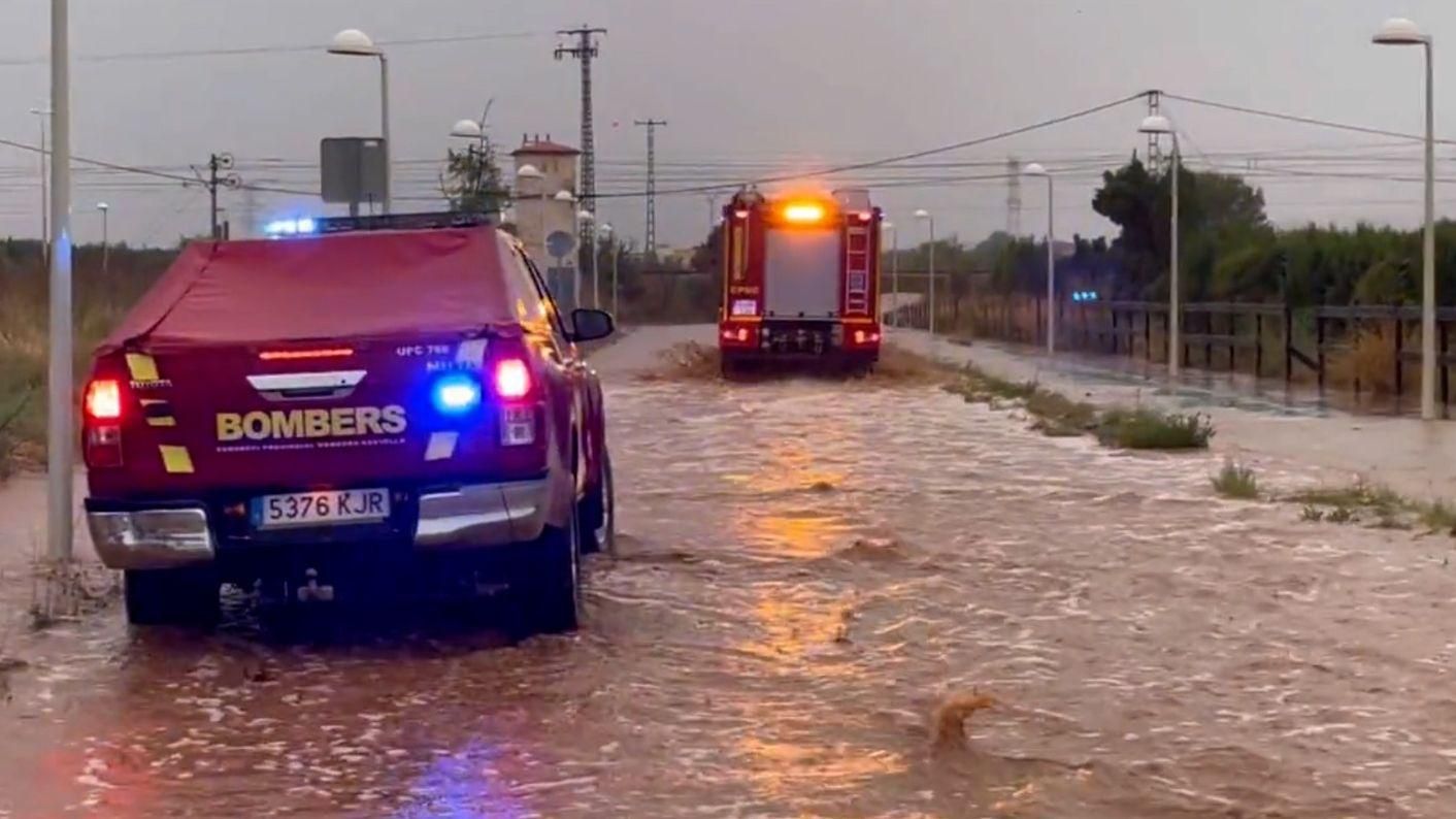 Els bombers avancen per una de les zones de la Plana Alta negada