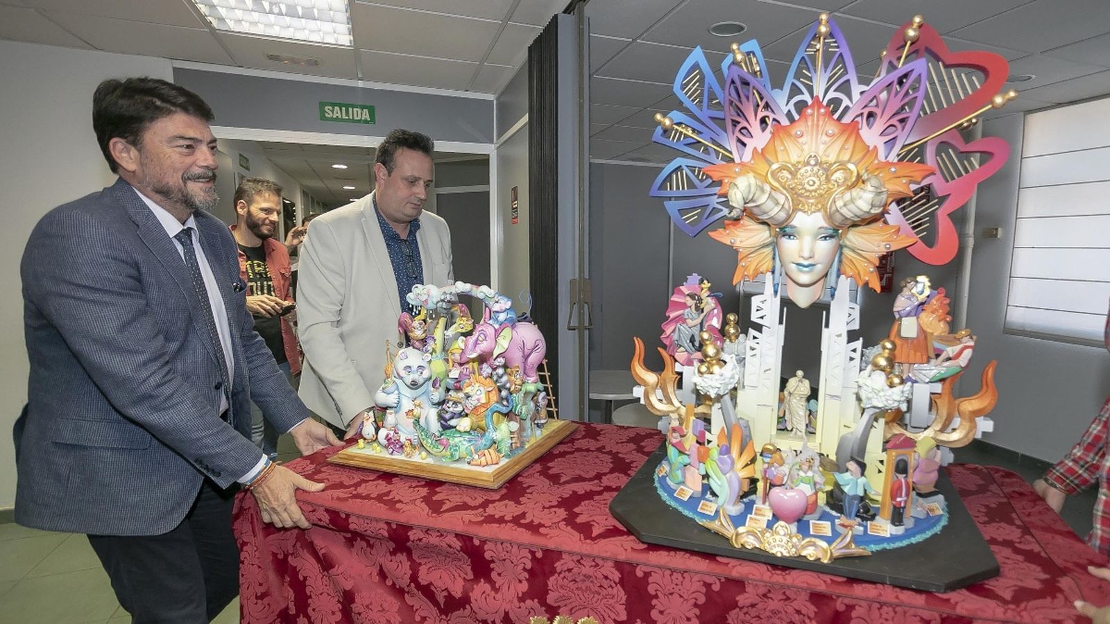 L'alcalde d'Alacant, Luis Barcala, trasllada les maquetes de les fogueres oficials 2020 a la Casa de la Festa d'Alacant