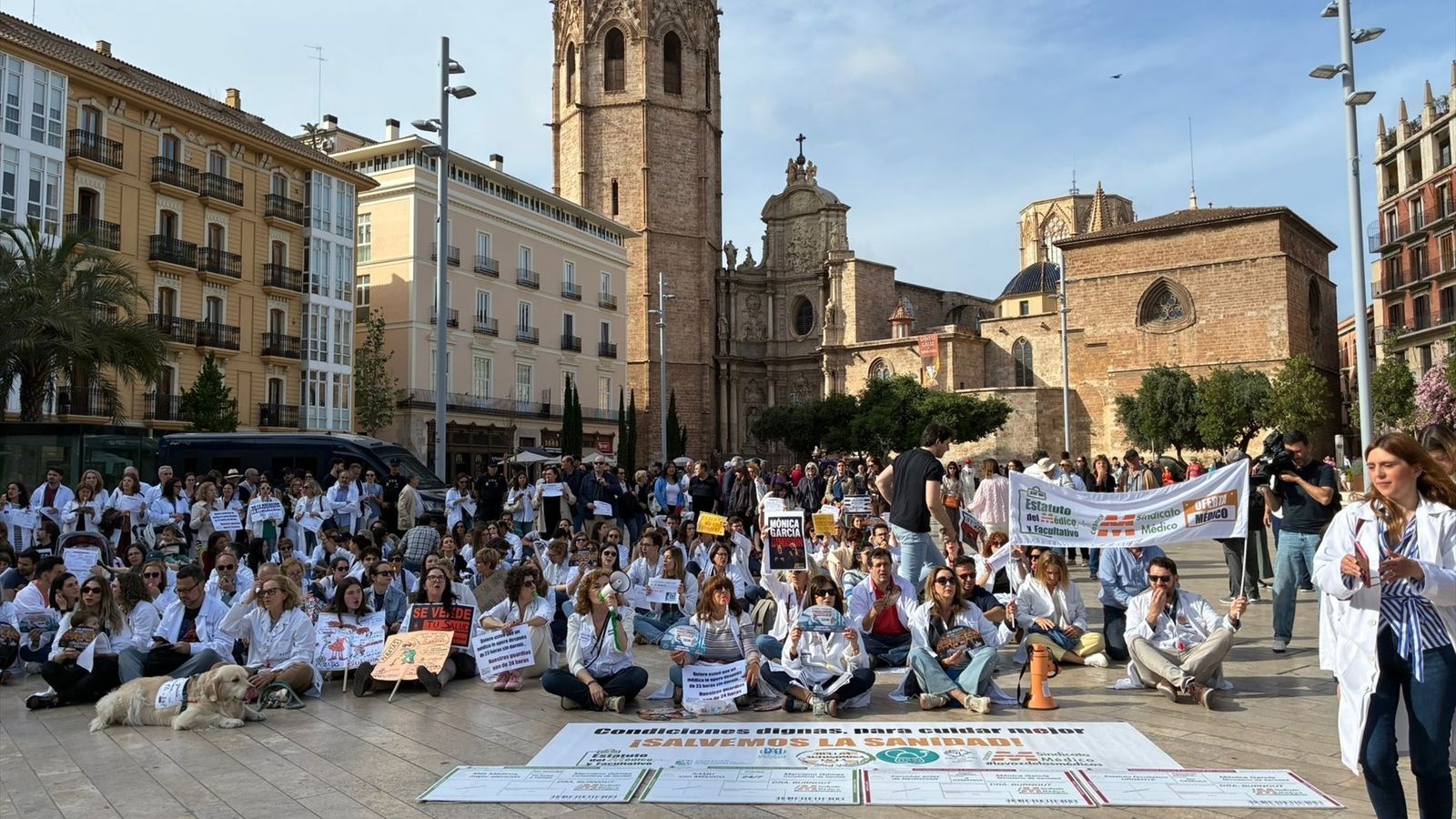 Protesta dels metges valencians a la plaça de la Reina de València, este dimecres