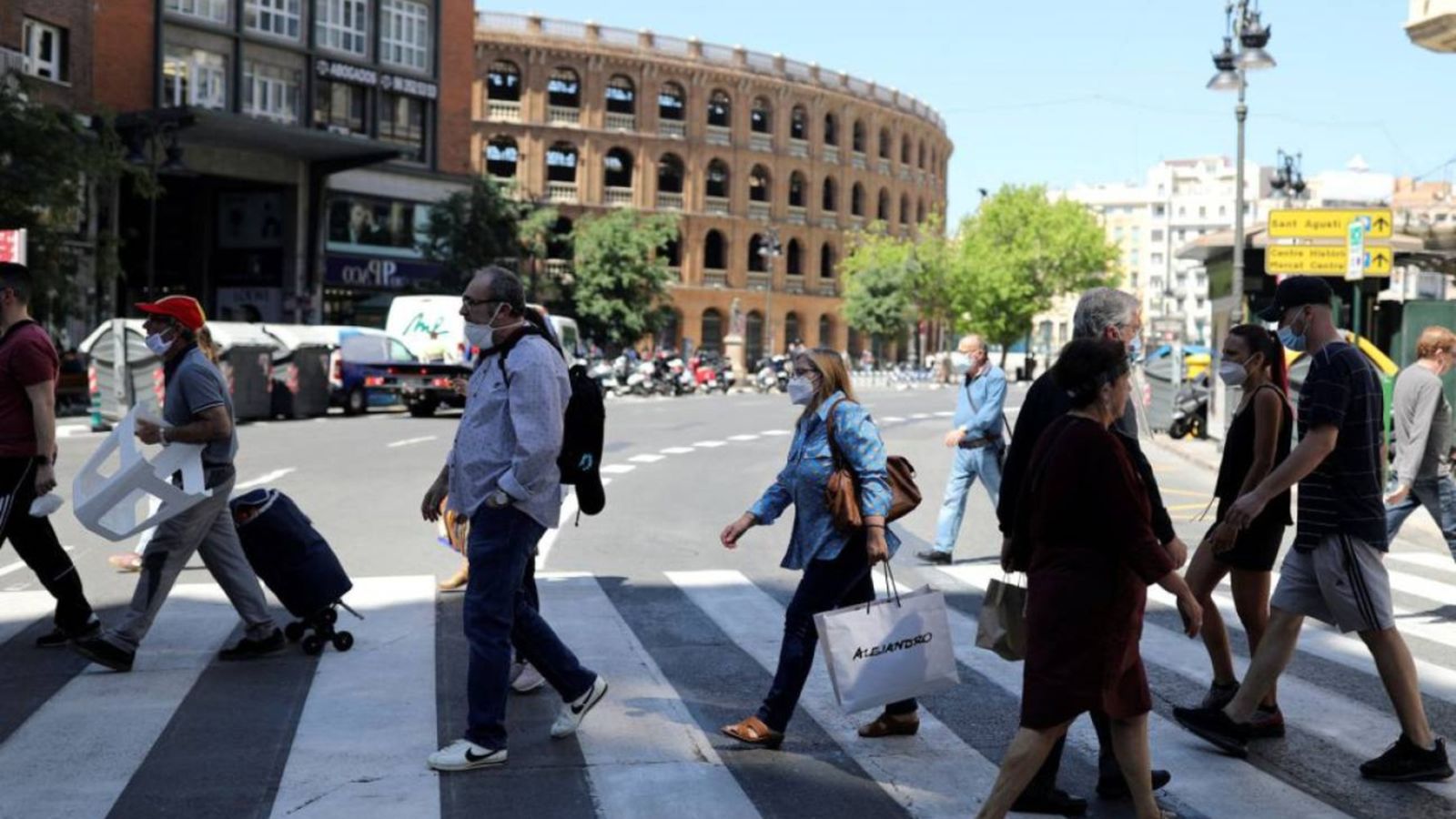 Diverses persones creuen el carrer Colom a València