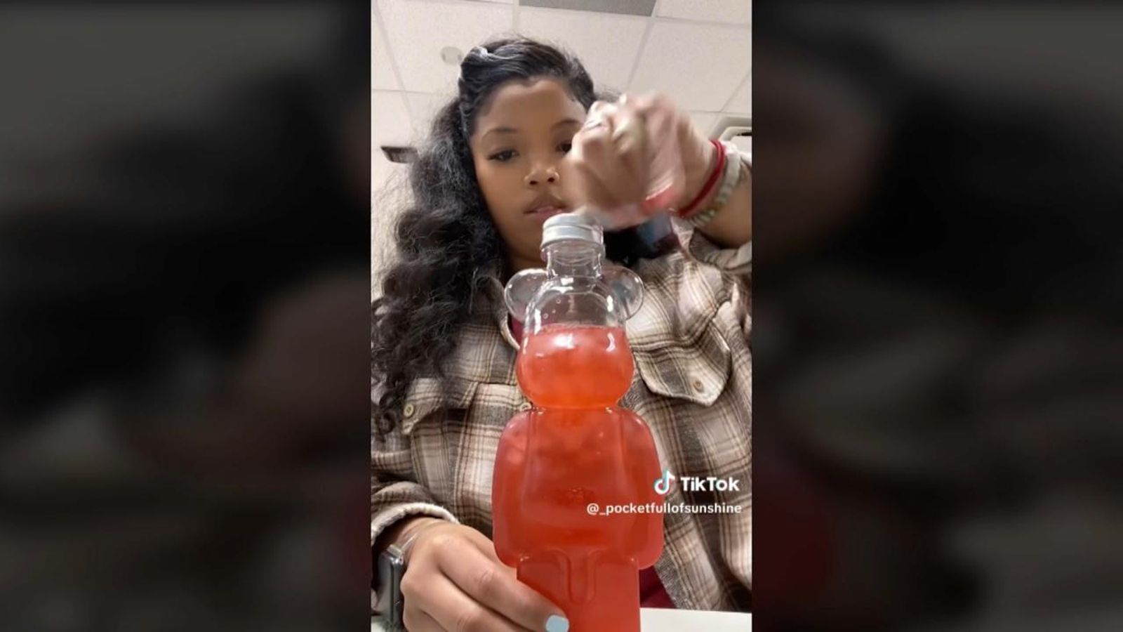 El WaterTok, la nova tendència en xarxes que convida a canviar el sabor de l'aigua