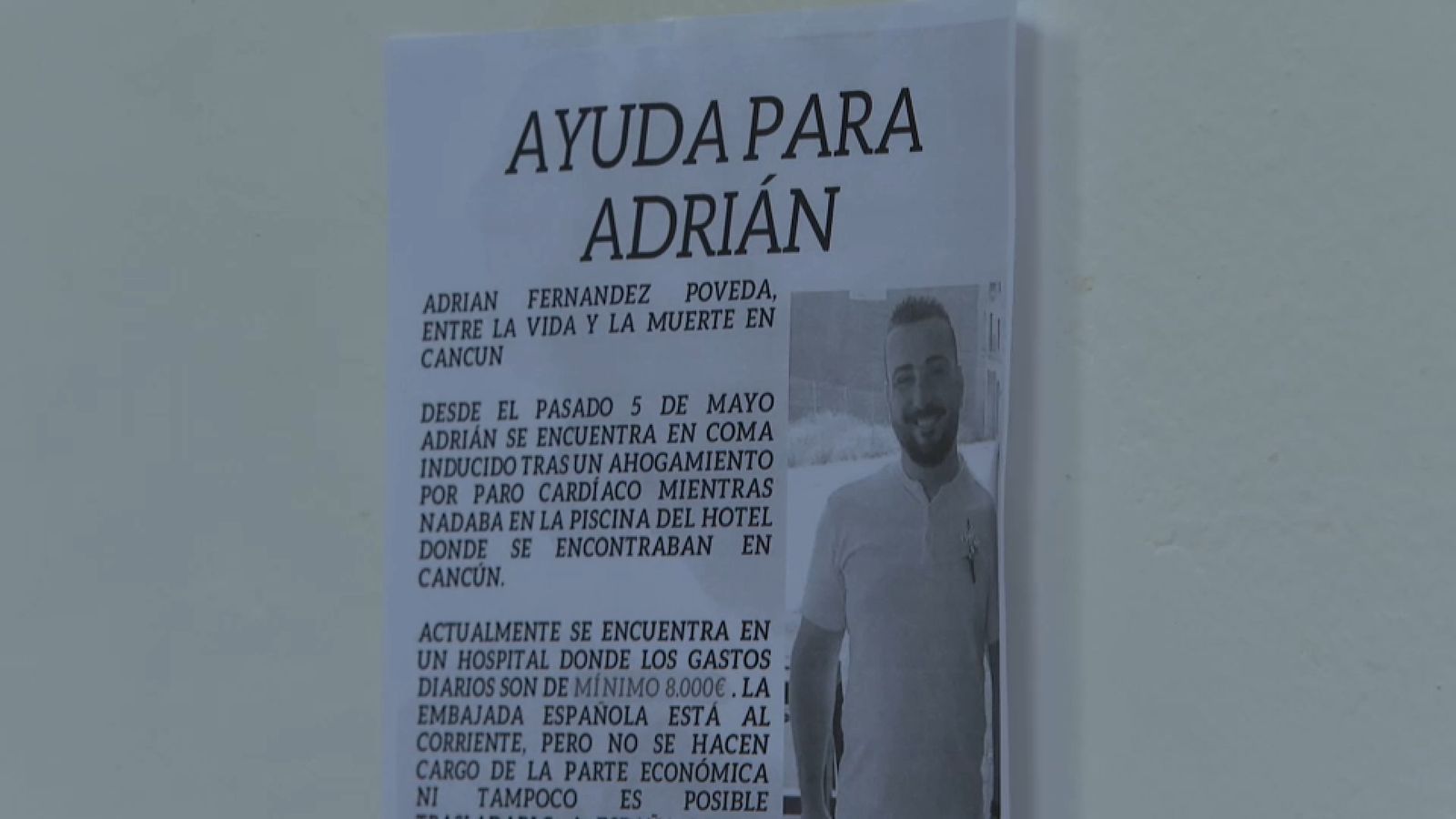 Un dels cartells penjats en un establiment d'Alzira que col·labora en la campanya de recaptació de fons per al tractament sanitari