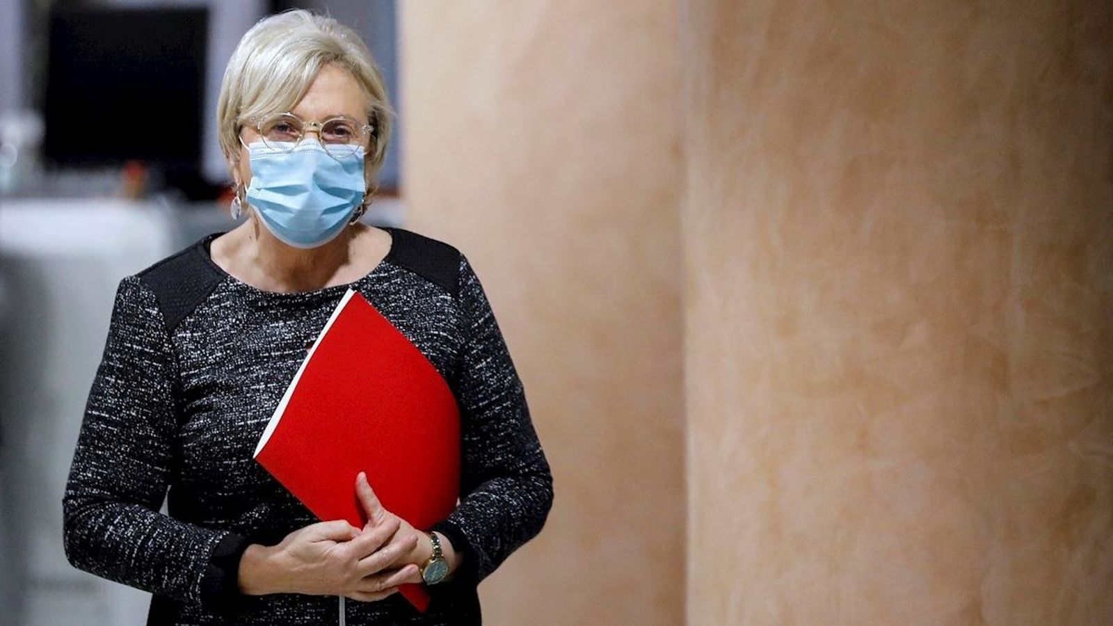 La consellera de Sanitat Universal i Salut Pública, Ana Barceló, arribant a la roda de premsa La consellera de Sanitat Universal i Salut Pública, Ana Barceló, arribant a la roda de premsa
