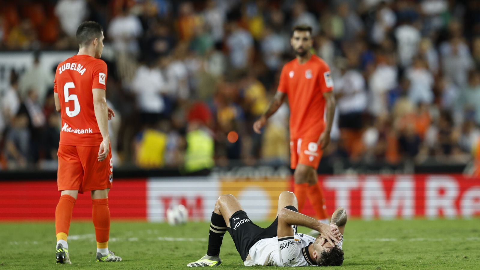 Un jugador del València es lamenta de la derrota a Mestalla