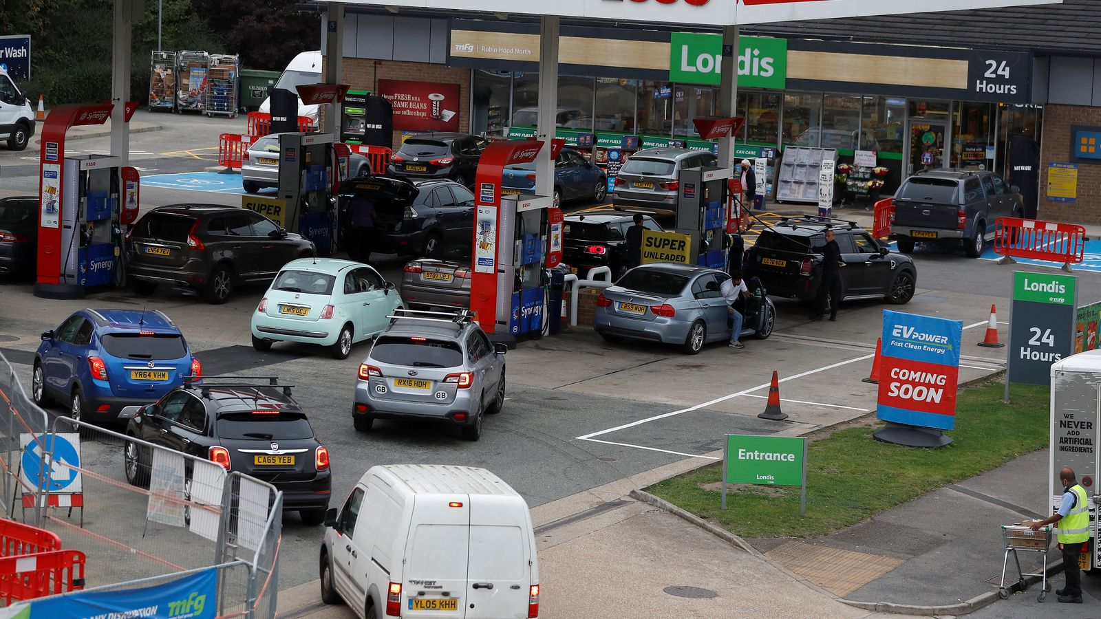 Cues en una gasolinera de Londres pels problemes de subministrament