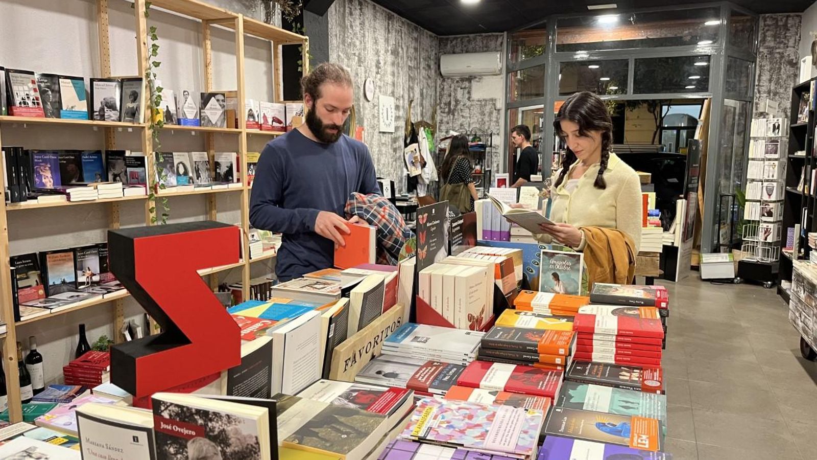 Una part del sector editorial reclama menys novetats al mercat