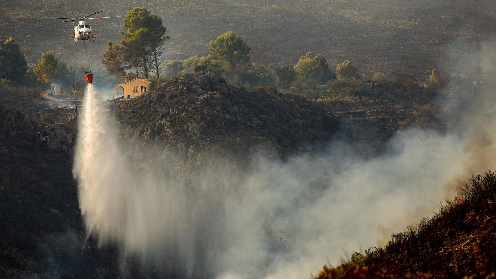 Un helicòpter durant els treballs d'extinció de l'incendi de la Vall d'Ebo