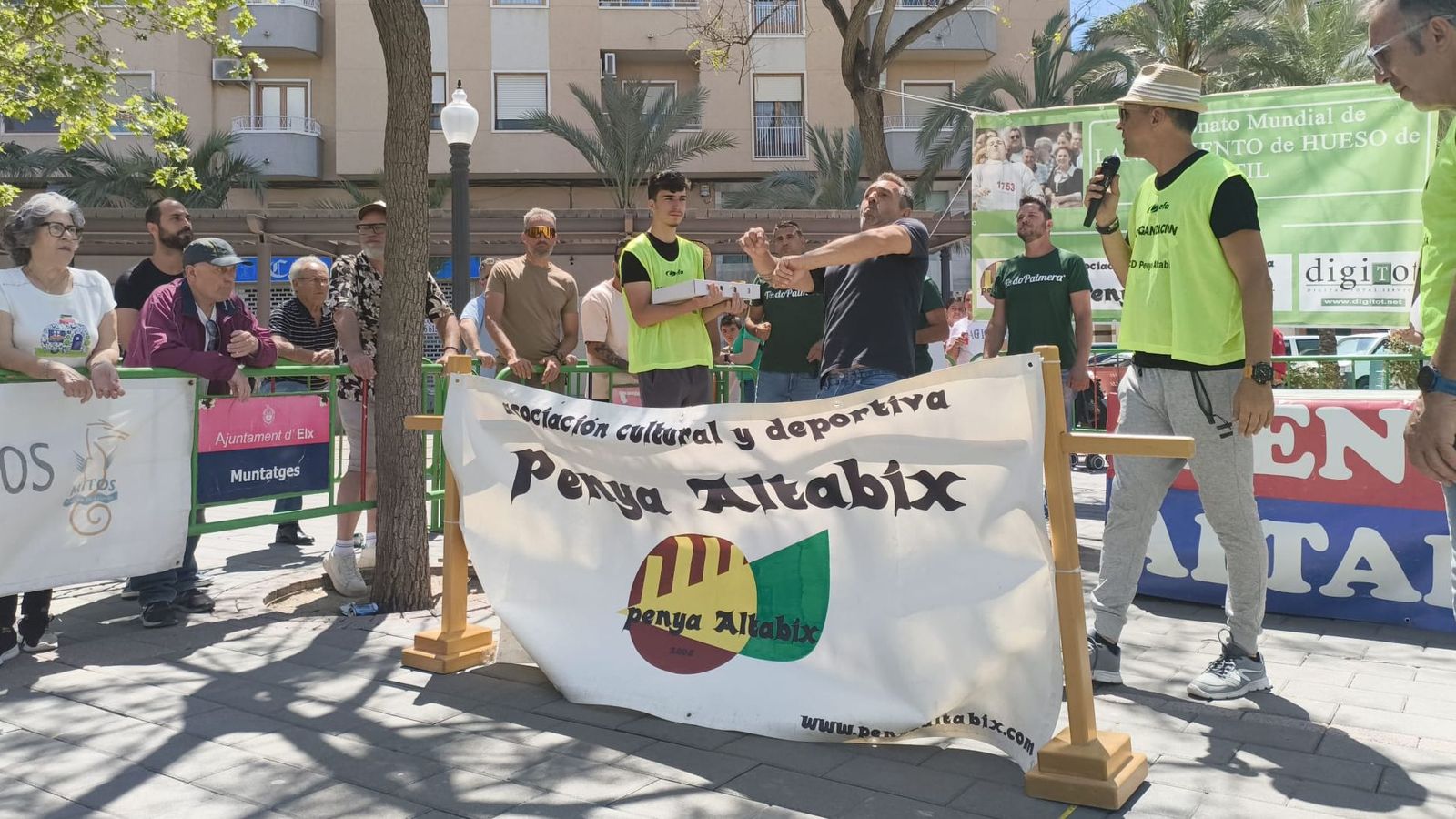 Un dels participants del campionat agafa impuls per al llançament