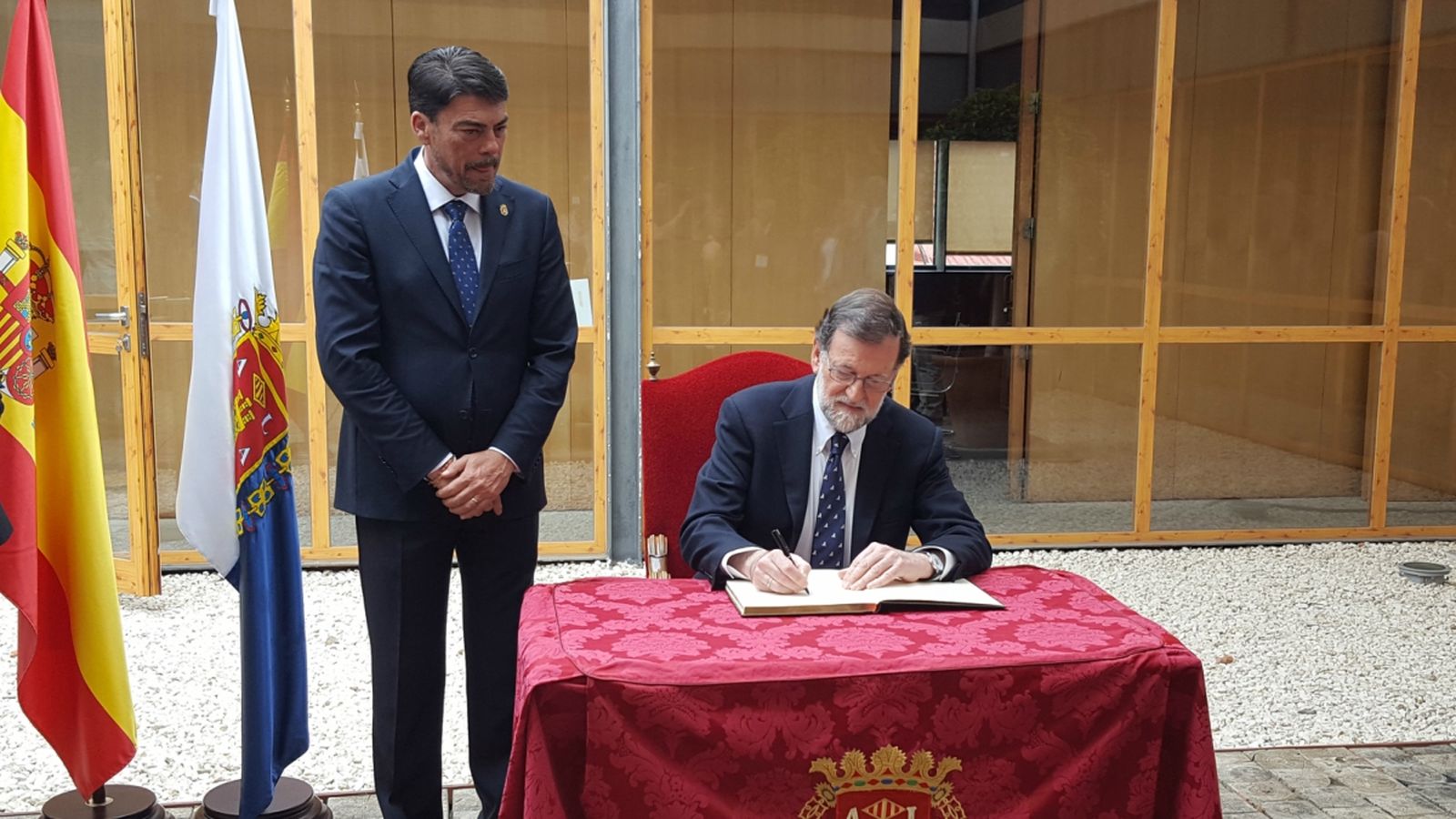 Mariano Rajoy firma en el llibre d'honor de l'Ajuntament d'Alacant