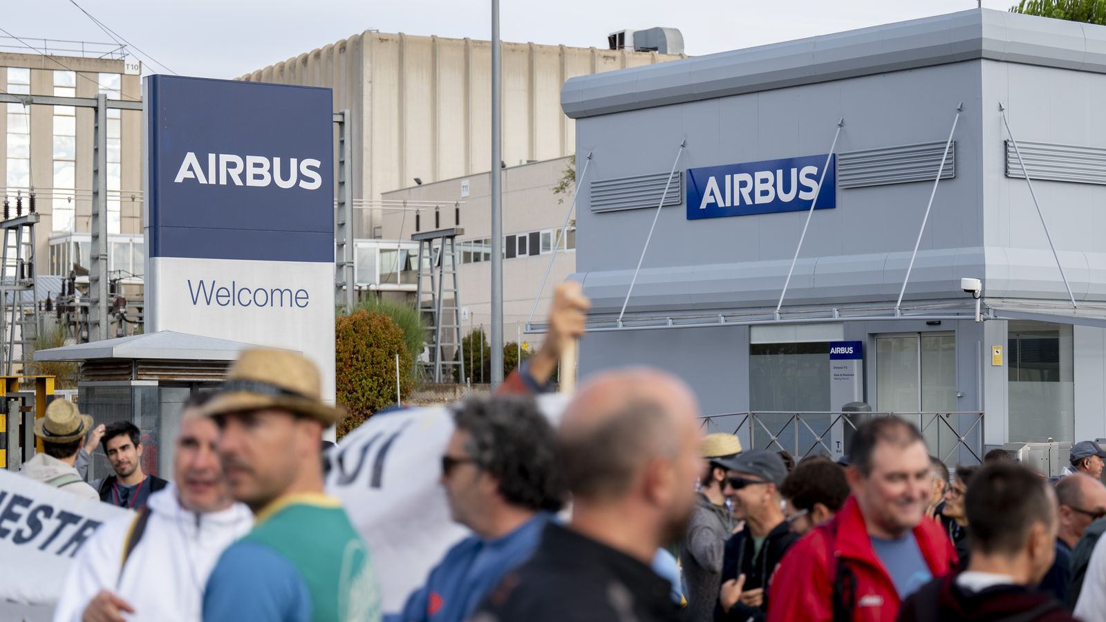 Treballadors d'Airbus durant la tercera jornada de vaga indefinida