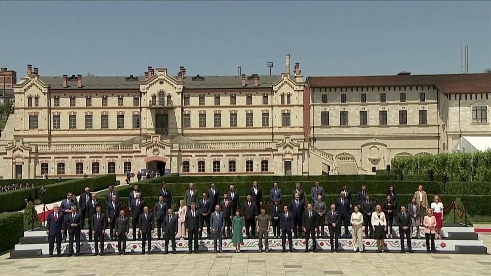 Foto de família dels 44 caps d'estat, a huit quilòmetres dels dominis prorussos
