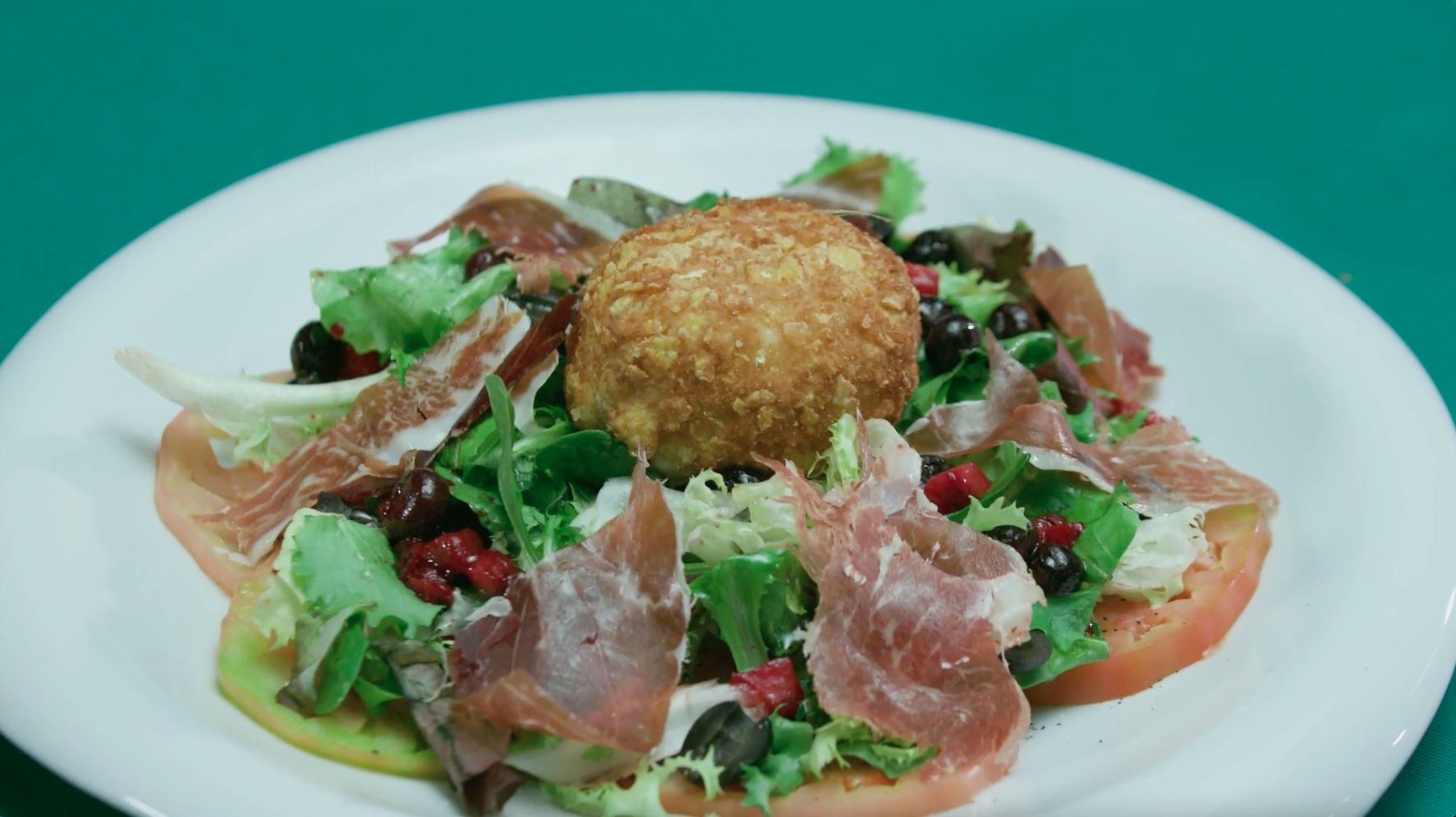 Ensalada de mozzarella fregida amb cereals Ensalada de mozzarella fregida amb cereals