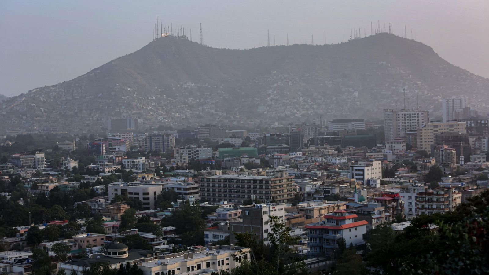 Kabul amb les torres de telecomunicacions de fons.