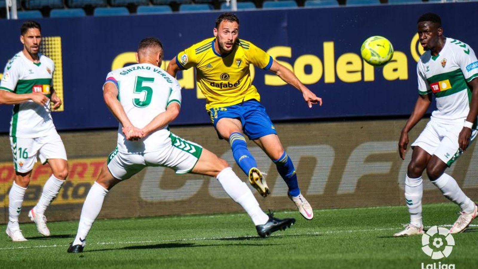 Gonzalo Verdú, en una acció del partit contra el Cadis