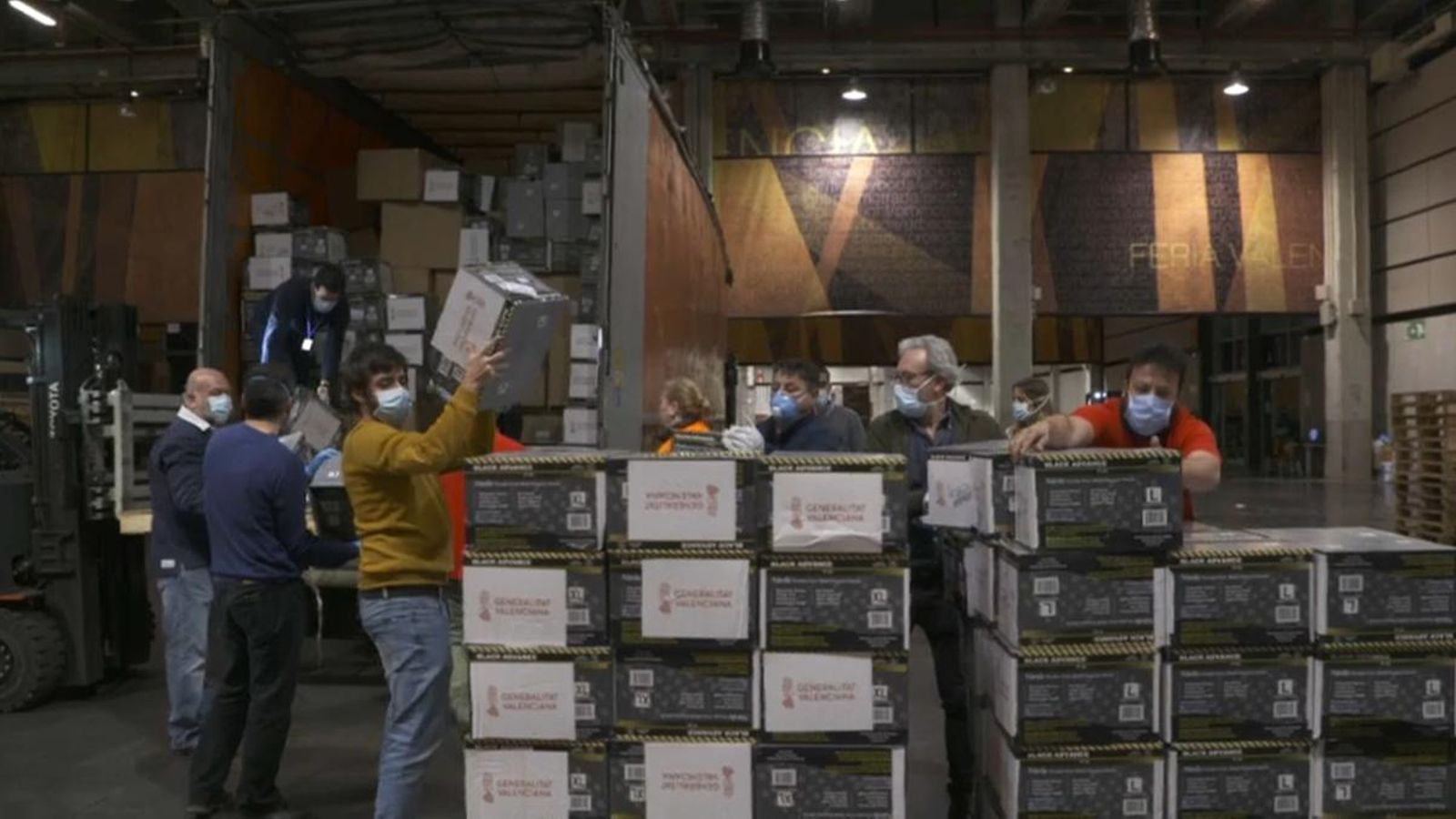 Arribada del material sanitari al centre logístic instal·lat a Fira València