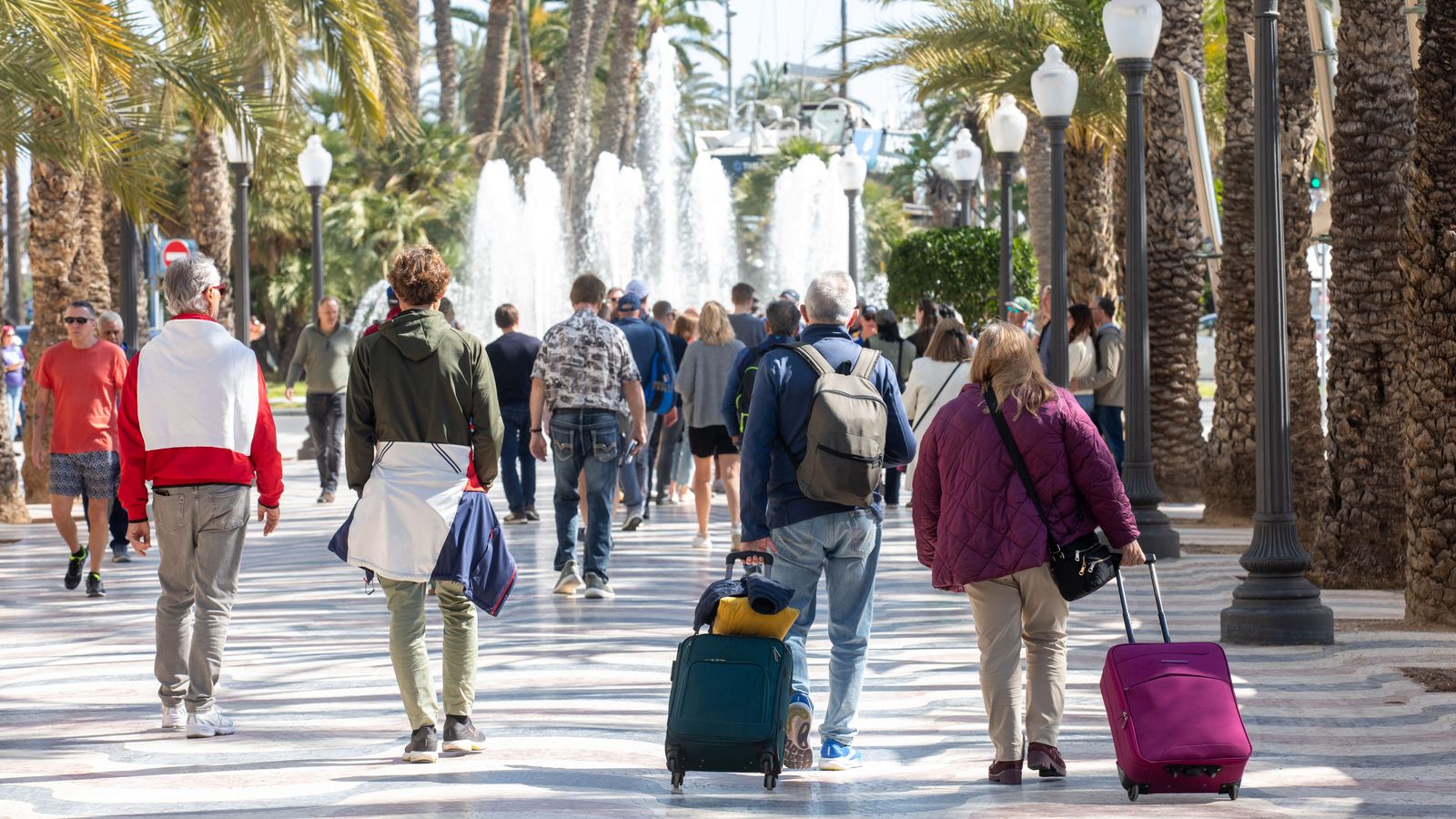 EuropaPress_7397647_turistas_pasean_centro_ciudad_26_marzo_2026_alicante_comunidad_valenciana