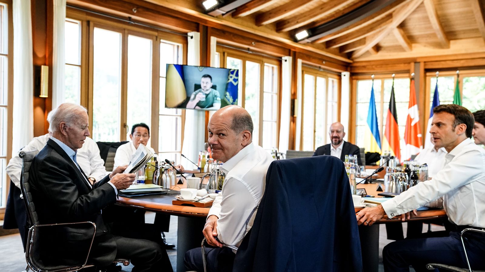 Els líders del G7 escolten el president ucraïnés Volodymyr Zelensky (en la pantalla) durant la cimera al castell d'Elmau a Kruen, Alemanya