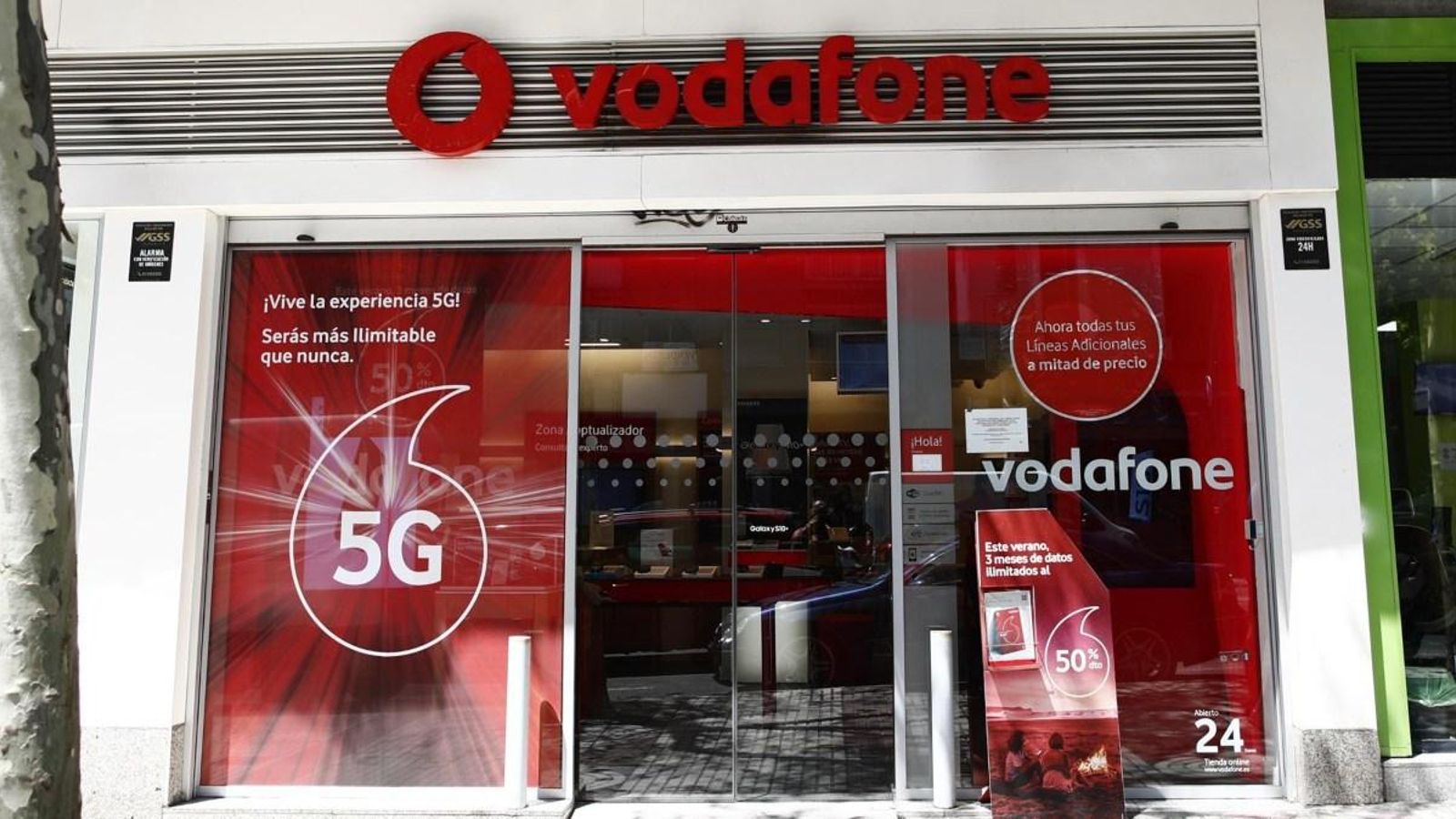 En imatge, una botiga de Vodafone
